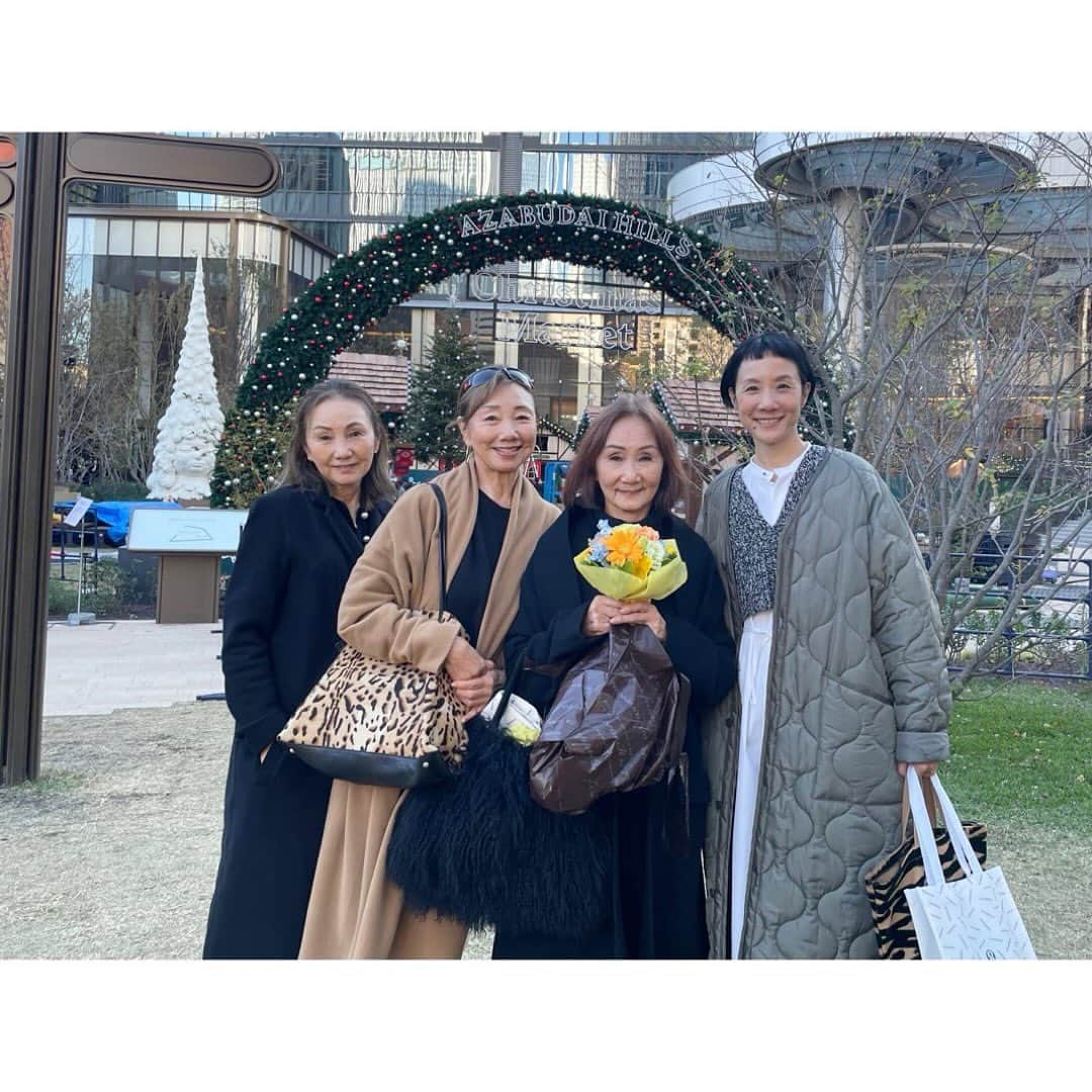 はなのインスタグラム：「母と叔母たちと麻布台ヒルズへ。だいぶ遅くなってしまったけど、お誕生日おめでとう😆🎂✨今年、80才になった叔母(左から2番目)😳にもびっくりだけど、みんな若くて元気で、ありがたい😂✨これからも愉快な団子三姉妹🍡でね❤️ちなみに、花束を抱えているのが母です❣️そっくり😅 #母と叔母 #麻布台ヒルズ」