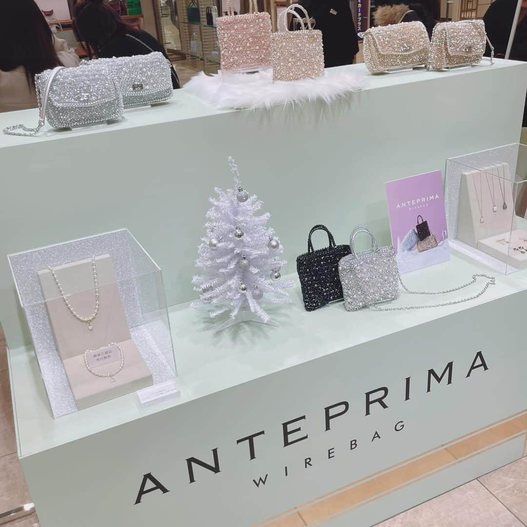 樋口柚子さんのインスタグラム写真 - (樋口柚子Instagram)「@anteprima_japanのPOPUP✨ キラキラのバッグたちにときめく〜♡ 持ってるだけで気分があがります🤭 チャームも色々あって パールの持ち手を付けるのもかわいいな〜って わくわくと想像がふくらみました💭 大切な人や自分へのプレゼントにも素敵💓  銀座三越本館1階で 今日から12日(火)まで開催中です！  #anteprima  #アンテプリマ #pr」12月6日 16時00分 - higuchi_yuzu_official