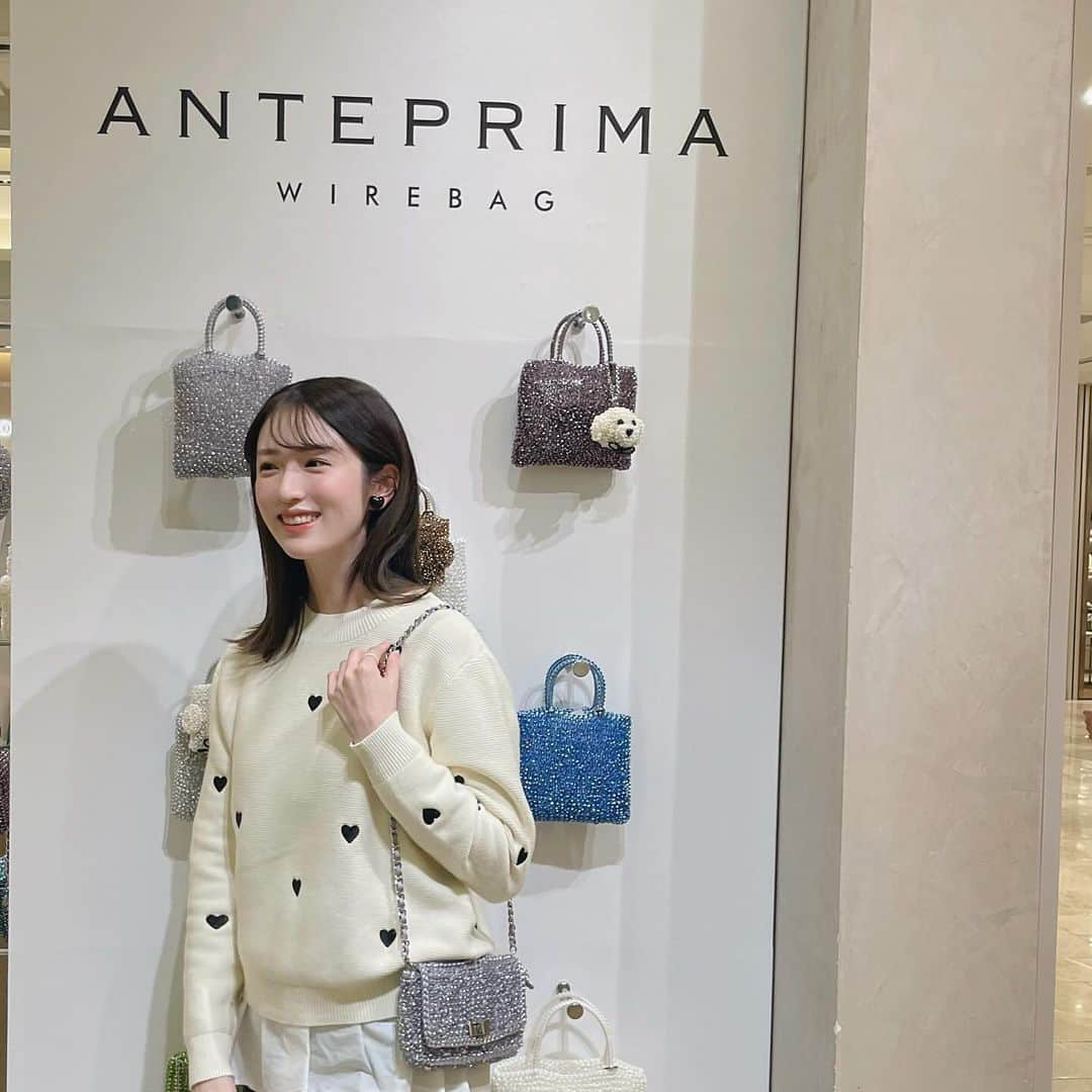 樋口柚子のインスタグラム：「@anteprima_japanのPOPUP✨ キラキラのバッグたちにときめく〜♡ 持ってるだけで気分があがります🤭 チャームも色々あって パールの持ち手を付けるのもかわいいな〜って わくわくと想像がふくらみました💭 大切な人や自分へのプレゼントにも素敵💓  銀座三越本館1階で 今日から12日(火)まで開催中です！  #anteprima  #アンテプリマ #pr」