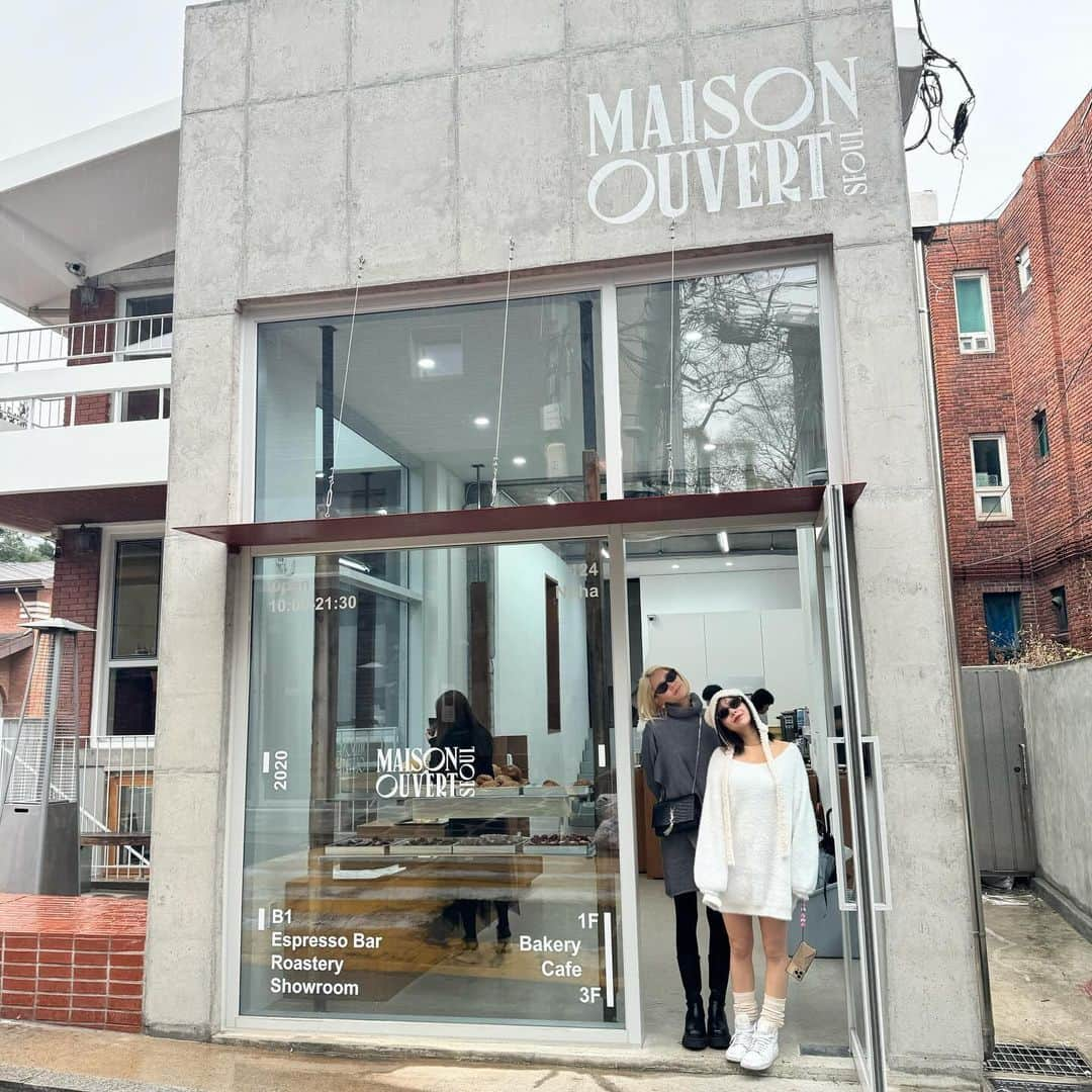 吉澤友貴のインスタグラム：「韓国の巨大クロワッサンの店の前でみかねぇ @mikajimbox が私と同じポーズしてる写真お気に入り🩷 なんか可愛くない?😘  @ouvert_seoul  #韓国#韓国旅行#韓国グルメ#ソウル#韓国料理#渡韓#巨大クロワッサン#ouvertseoul#韓国カフェ」