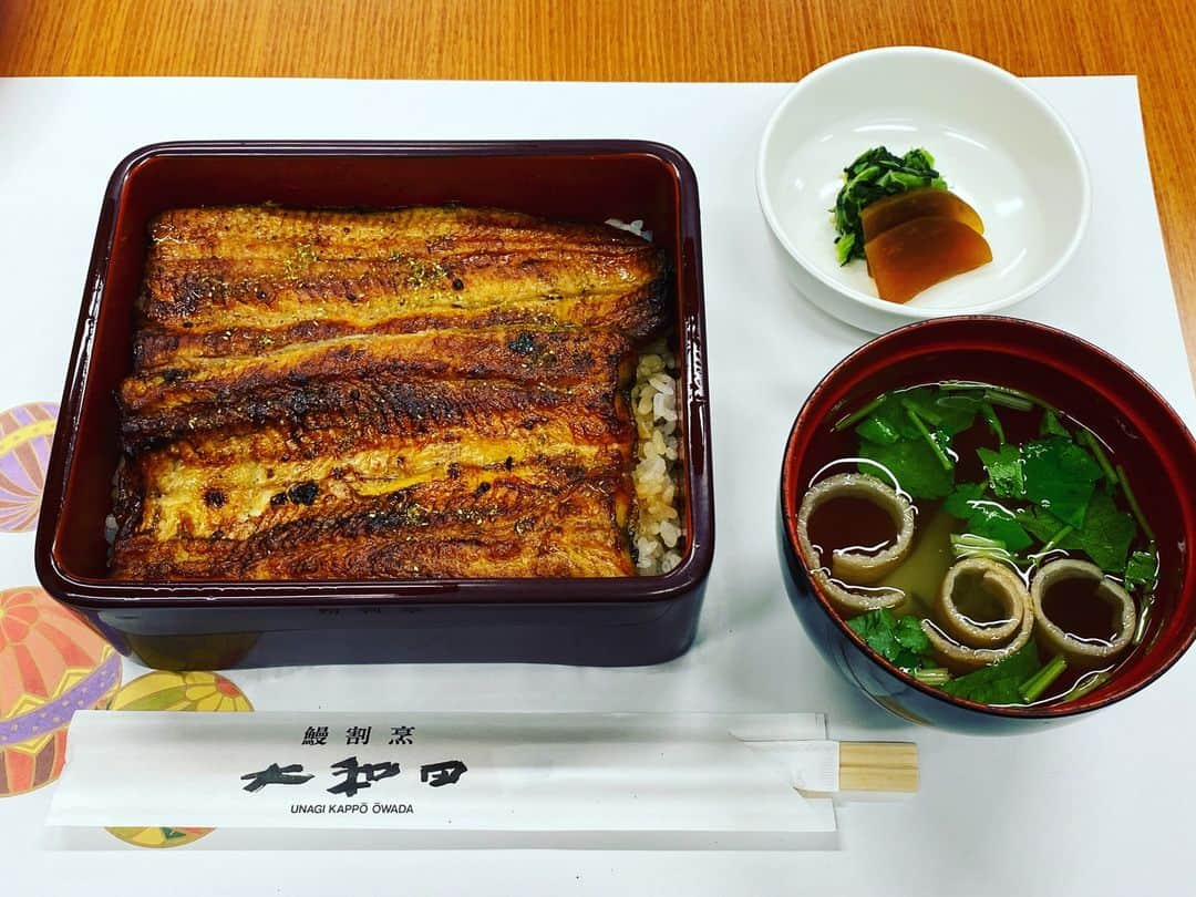 前原誠司のインスタグラム：「今日のお昼は、東京都港区新橋の「大和田」さんの鰻重をいただきました。贅沢なお昼でした。私は鰻が大好きで、京都に生まれ育ちながら、「江戸前」が好きです。父が健在の頃、夏休みの最後に連れて行ってくれていた鰻屋さんが、「江戸川」さんだったことが影響していると思います。美味しかったです。ご馳走様でした。（誠）#まえはランチ」