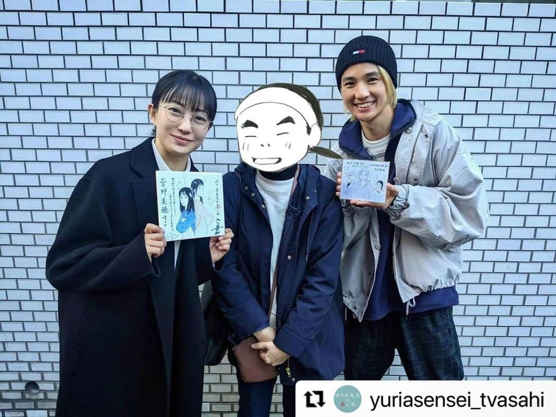 木戸大聖さんのインスタグラム写真 - (木戸大聖Instagram)「先日、『#ゆりあ先生の赤い糸』の原作者・#入江喜和 先生が撮影現場に来てくださり、#菅野美穂 さんと一緒にとてもとても素敵な【直筆イラスト色紙】のプレゼントをいただきました！🎁✨  念願だった入江喜和先生とお会いできただけでも嬉しいのに、 色紙に原作のゆりあ先生と伴ちゃんと共に僕も描いてくださって本当に感無量です。🥹  色紙をいただいたその足ですぐに額縁を買って家に飾りました(笑)お家にまた一つ家宝が増えました✌️  入江喜和先生、本当にありがとうございました‼️  そして皆さん、明日放送の【第8話】もお楽しみに！🏠🧶 . #ゆりあ先生の赤い糸 #入江喜和 先生 #直筆イラスト色紙  #個人的に #原作の伴ちゃんに肩を組んでもらってるところがたまりません  #明日は #第8話放送 #2人の関係がどうなっていくのかお楽しみに」12月6日 16時08分 - taisei_kido_