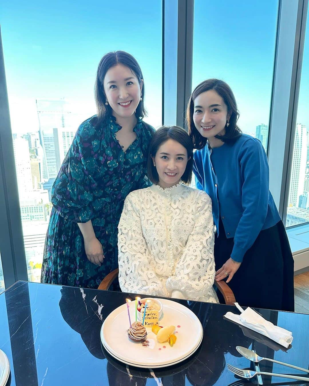 KAORI.OMURA 大村香織さんのインスタグラム写真 - (KAORI.OMURA 大村香織Instagram)「話題の場所で🏢🎂  オープンしたばかりの麻布台ヒルズ 眺めの良い33階にある  ヒルズハウス・ダイニング33  いつもいらっしゃるかは 解らないですが三國シェフもいらっしゃいました✨  東京タワー🗼がこの角度で この距離で見る日が来るとは😳  今年もお誕生日のお祝いをしていただき ありがとう✨ @watanabe_mayuko  @akuri_tsuno   #麻布台ヒルズ#ヒルズハウスダイニング33 #お誕生日会」12月6日 16時12分 - kaori.omura