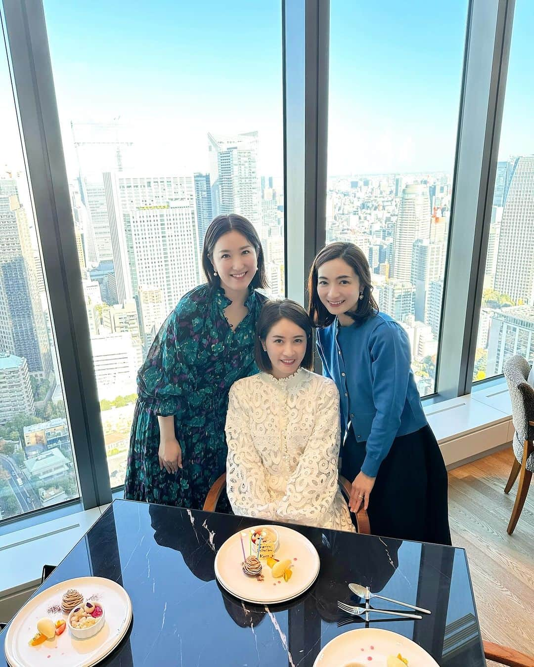 KAORI.OMURA 大村香織さんのインスタグラム写真 - (KAORI.OMURA 大村香織Instagram)「話題の場所で🏢🎂  オープンしたばかりの麻布台ヒルズ 眺めの良い33階にある  ヒルズハウス・ダイニング33  いつもいらっしゃるかは 解らないですが三國シェフもいらっしゃいました✨  東京タワー🗼がこの角度で この距離で見る日が来るとは😳  今年もお誕生日のお祝いをしていただき ありがとう✨ @watanabe_mayuko  @akuri_tsuno   #麻布台ヒルズ#ヒルズハウスダイニング33 #お誕生日会」12月6日 16時12分 - kaori.omura