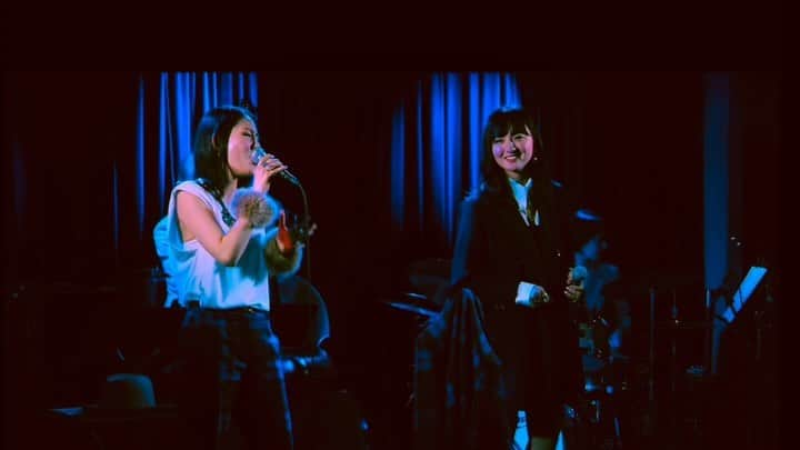 宮本美季のインスタグラム：「曲: Christmas spirit 演奏: ミッケナナ　2022年クリスマスライブ　@eplus cafe Sing with @emksuzuki   Full versionはyoutube「美季ちゃんネル」から！ ↓ https://youtu.be/VHSagtBTxyc  #ただの外タレ #歌うますぎ #Rent  #モーリーン #ジョアンヌ」