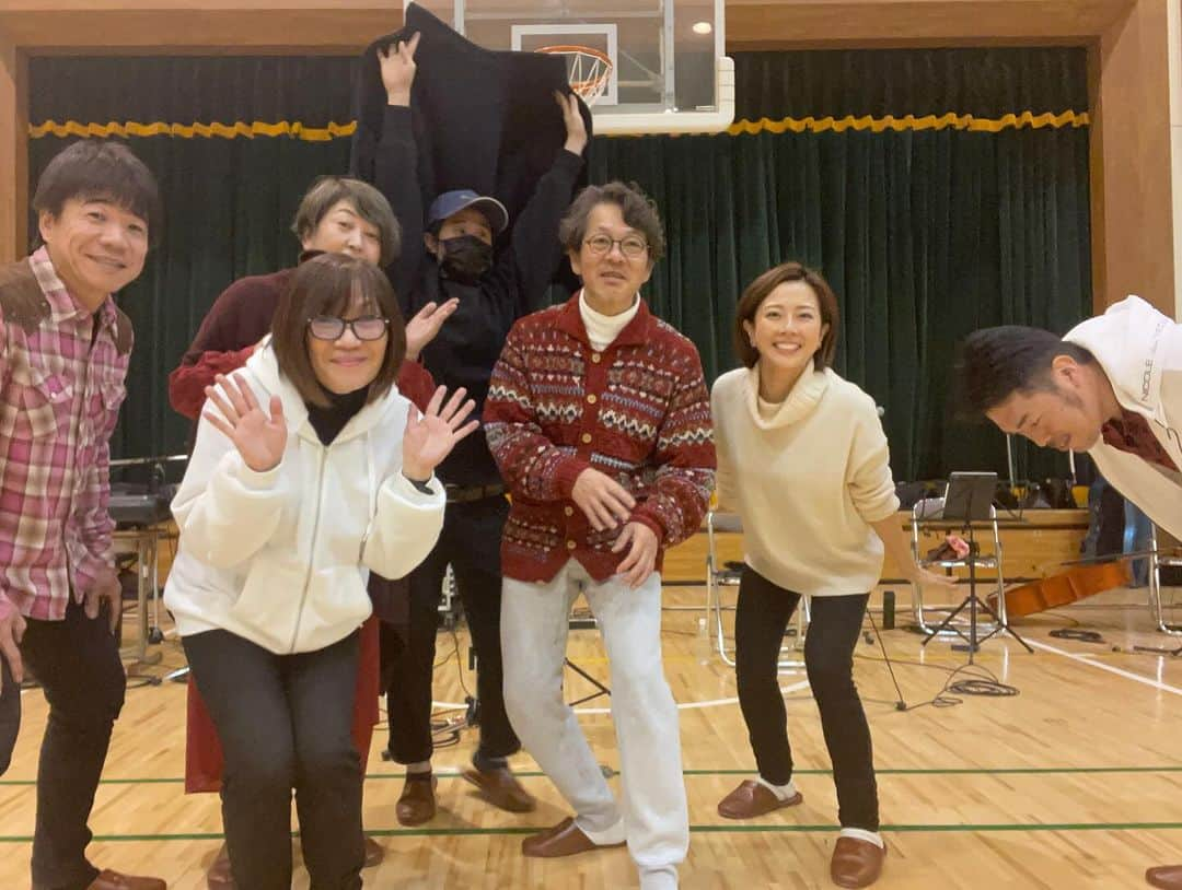 大和田美帆さんのインスタグラム写真 - (大和田美帆Instagram)「. 本日は #musicbox の活動で  #武蔵台学園小学部　　の音楽集会へ！ 小学低学年と高学年の子たちと ２回に分けて演奏会！  たくさん話しかけてくれたり 一緒に歌ってくれたり 一緒に踊ってくれたり 好きな曲になると嬉しそうだったり 何度もありがとう！って言ってくれたり^_^  とってもあったかい気持ちになって、 帰りは心もポカポカでした。  子どもたち、先生方 有り難うございました！  #小西のりゆき#yuka#樋口奈穂美#杉田孝弘 ##中林成爾 #平石達哉#大和田美帆 #訪問演奏#府中#武蔵台学園#音楽療法士」12月6日 16時16分 - miho_ohwada