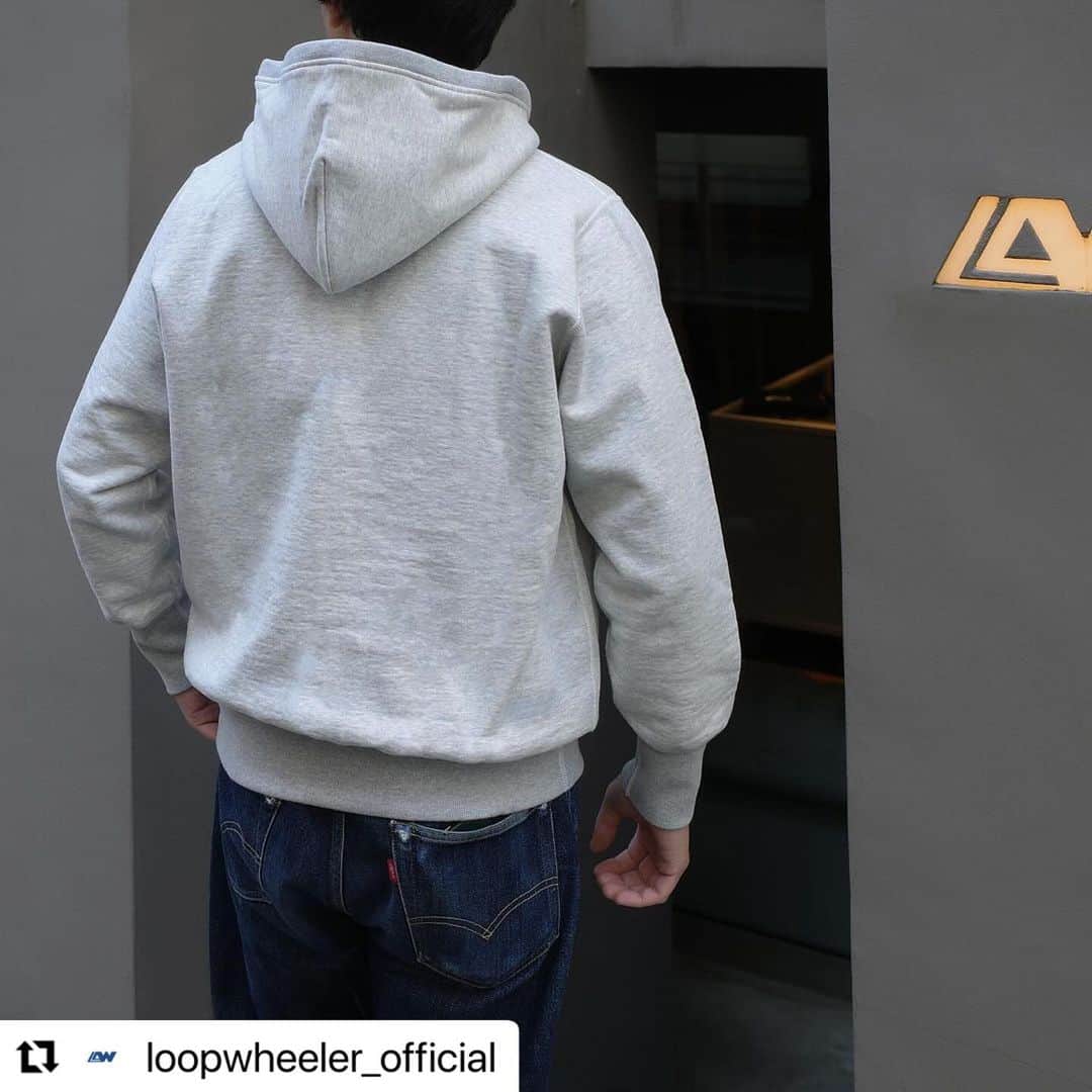 ループウィラーさんのインスタグラム写真 - (ループウィラーInstagram)「． メガループウィラーのシリーズも残りわずかとなりました。 ヴィンテージ感が漂う特別感を是非店頭にてご確認下さい。  #loopwheeler #ループウィラー #loopwheelerfukuoka  #ループウィラー福岡  #tsuriami #吊り編み　 #sweat #スウェット  #Repost @loopwheeler_official with @use.repost ・・・ . 「メガループウィラー 」 ークルースウェットー ー外付けフーディー 素材は表20番単糸x中20番単糸x裏8番単糸を使用したループウィラーの中でもウルトラヘヴィウェイト且つ柔らかさを表現した新素材になります。 特徴としてループの密度を保ちながら定番のLWライトやLWベーシックに比べてループの長さをランダムに不均等にしてループが少し寝るように編み立てられたことで重さと柔らかさのバランスを保つことができました。 パターンは少しゆとりのあるパターンで製作しております。 是非新素材をお試しください。 皆さまのご来店お待ちしております。  「Mega Loopwheeler Series」 ーCrew sweatー ーPull hoodieー The standout feature of this item lies in its ultra-heavyweight construction, yet it masterfully captures the signature softness that defines LOOPWHEELER. When you flip it inside out, you’ll notice that, in comparison to the classic LW Light and LW Basic, the loop lengths vary, some longer and some shorter. By skillfully knitting the loops with a random and uneven length while maintaining loop density, we’ve pushed the balance between weight and softness to its limits, resulting in the completion of this unique product. This is an exclusive item available only in our flagship stores and will not be featured on our online store. We would be delighted if visitors from abroad could also give this item a try.  #loopwheeler #tsuriami #sweat #megaloopwheeler #ループウィラー #吊り編み #スウェット #メガループウィラー」12月6日 16時18分 - loopwheelerfukuoka