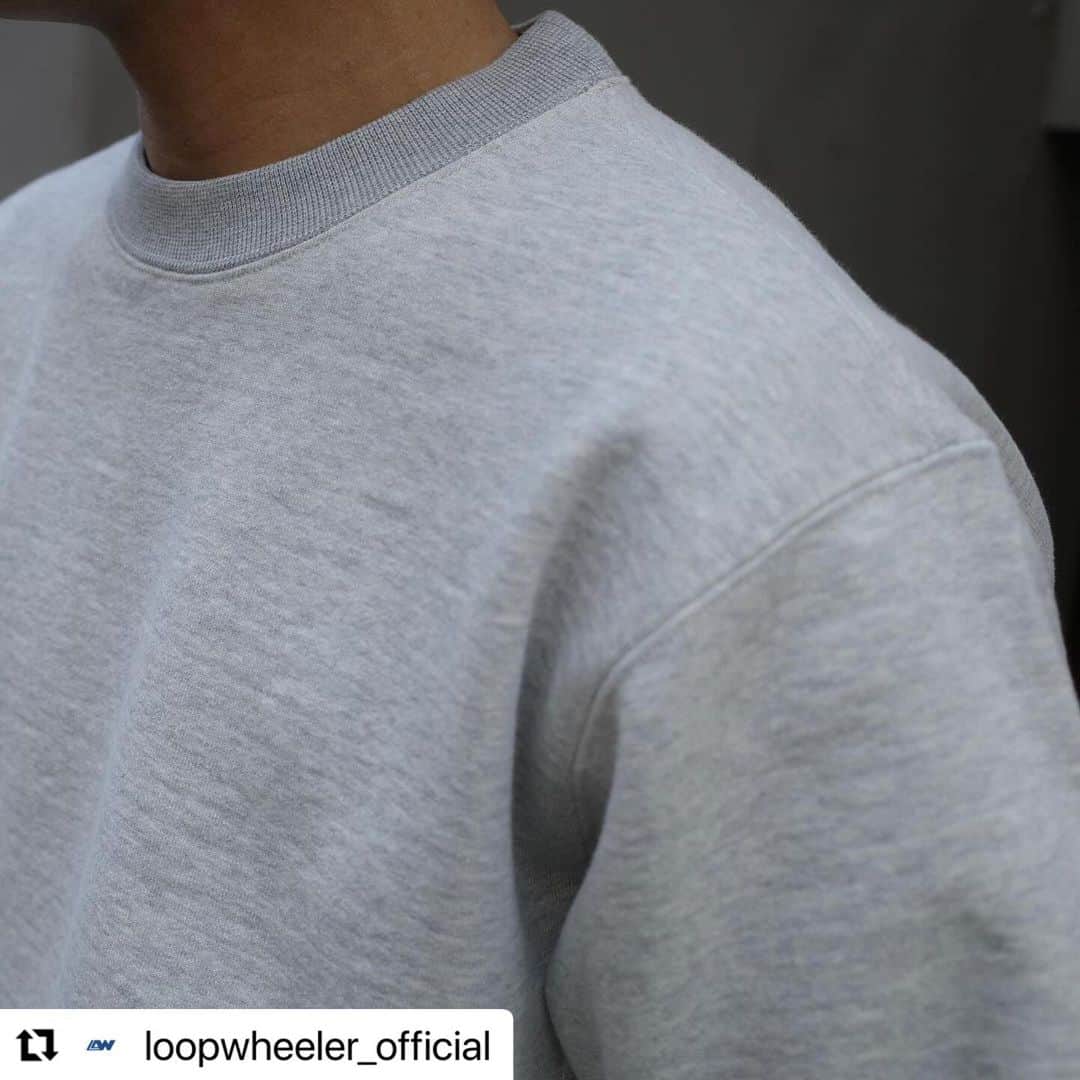 ループウィラーさんのインスタグラム写真 - (ループウィラーInstagram)「． メガループウィラーのシリーズも残りわずかとなりました。 ヴィンテージ感が漂う特別感を是非店頭にてご確認下さい。  #loopwheeler #ループウィラー #loopwheelerfukuoka  #ループウィラー福岡  #tsuriami #吊り編み　 #sweat #スウェット  #Repost @loopwheeler_official with @use.repost ・・・ . 「メガループウィラー 」 ークルースウェットー ー外付けフーディー 素材は表20番単糸x中20番単糸x裏8番単糸を使用したループウィラーの中でもウルトラヘヴィウェイト且つ柔らかさを表現した新素材になります。 特徴としてループの密度を保ちながら定番のLWライトやLWベーシックに比べてループの長さをランダムに不均等にしてループが少し寝るように編み立てられたことで重さと柔らかさのバランスを保つことができました。 パターンは少しゆとりのあるパターンで製作しております。 是非新素材をお試しください。 皆さまのご来店お待ちしております。  「Mega Loopwheeler Series」 ーCrew sweatー ーPull hoodieー The standout feature of this item lies in its ultra-heavyweight construction, yet it masterfully captures the signature softness that defines LOOPWHEELER. When you flip it inside out, you’ll notice that, in comparison to the classic LW Light and LW Basic, the loop lengths vary, some longer and some shorter. By skillfully knitting the loops with a random and uneven length while maintaining loop density, we’ve pushed the balance between weight and softness to its limits, resulting in the completion of this unique product. This is an exclusive item available only in our flagship stores and will not be featured on our online store. We would be delighted if visitors from abroad could also give this item a try.  #loopwheeler #tsuriami #sweat #megaloopwheeler #ループウィラー #吊り編み #スウェット #メガループウィラー」12月6日 16時18分 - loopwheelerfukuoka