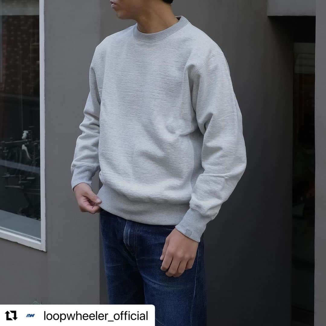ループウィラーさんのインスタグラム写真 - (ループウィラーInstagram)「． メガループウィラーのシリーズも残りわずかとなりました。 ヴィンテージ感が漂う特別感を是非店頭にてご確認下さい。  #loopwheeler #ループウィラー #loopwheelerfukuoka  #ループウィラー福岡  #tsuriami #吊り編み　 #sweat #スウェット  #Repost @loopwheeler_official with @use.repost ・・・ . 「メガループウィラー 」 ークルースウェットー ー外付けフーディー 素材は表20番単糸x中20番単糸x裏8番単糸を使用したループウィラーの中でもウルトラヘヴィウェイト且つ柔らかさを表現した新素材になります。 特徴としてループの密度を保ちながら定番のLWライトやLWベーシックに比べてループの長さをランダムに不均等にしてループが少し寝るように編み立てられたことで重さと柔らかさのバランスを保つことができました。 パターンは少しゆとりのあるパターンで製作しております。 是非新素材をお試しください。 皆さまのご来店お待ちしております。  「Mega Loopwheeler Series」 ーCrew sweatー ーPull hoodieー The standout feature of this item lies in its ultra-heavyweight construction, yet it masterfully captures the signature softness that defines LOOPWHEELER. When you flip it inside out, you’ll notice that, in comparison to the classic LW Light and LW Basic, the loop lengths vary, some longer and some shorter. By skillfully knitting the loops with a random and uneven length while maintaining loop density, we’ve pushed the balance between weight and softness to its limits, resulting in the completion of this unique product. This is an exclusive item available only in our flagship stores and will not be featured on our online store. We would be delighted if visitors from abroad could also give this item a try.  #loopwheeler #tsuriami #sweat #megaloopwheeler #ループウィラー #吊り編み #スウェット #メガループウィラー」12月6日 16時18分 - loopwheelerfukuoka