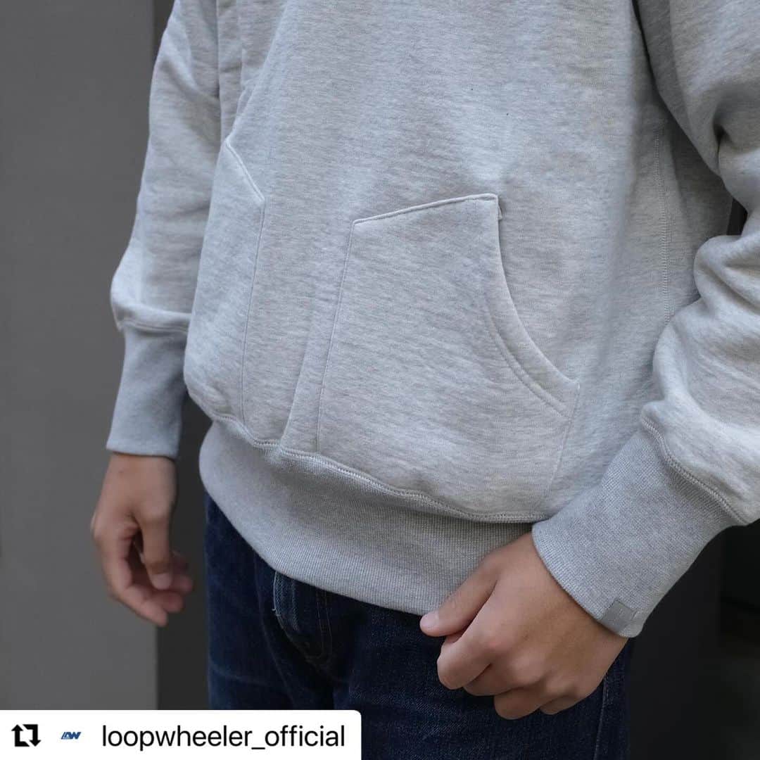 ループウィラーさんのインスタグラム写真 - (ループウィラーInstagram)「． メガループウィラーのシリーズも残りわずかとなりました。 ヴィンテージ感が漂う特別感を是非店頭にてご確認下さい。  #loopwheeler #ループウィラー #loopwheelerfukuoka  #ループウィラー福岡  #tsuriami #吊り編み　 #sweat #スウェット  #Repost @loopwheeler_official with @use.repost ・・・ . 「メガループウィラー 」 ークルースウェットー ー外付けフーディー 素材は表20番単糸x中20番単糸x裏8番単糸を使用したループウィラーの中でもウルトラヘヴィウェイト且つ柔らかさを表現した新素材になります。 特徴としてループの密度を保ちながら定番のLWライトやLWベーシックに比べてループの長さをランダムに不均等にしてループが少し寝るように編み立てられたことで重さと柔らかさのバランスを保つことができました。 パターンは少しゆとりのあるパターンで製作しております。 是非新素材をお試しください。 皆さまのご来店お待ちしております。  「Mega Loopwheeler Series」 ーCrew sweatー ーPull hoodieー The standout feature of this item lies in its ultra-heavyweight construction, yet it masterfully captures the signature softness that defines LOOPWHEELER. When you flip it inside out, you’ll notice that, in comparison to the classic LW Light and LW Basic, the loop lengths vary, some longer and some shorter. By skillfully knitting the loops with a random and uneven length while maintaining loop density, we’ve pushed the balance between weight and softness to its limits, resulting in the completion of this unique product. This is an exclusive item available only in our flagship stores and will not be featured on our online store. We would be delighted if visitors from abroad could also give this item a try.  #loopwheeler #tsuriami #sweat #megaloopwheeler #ループウィラー #吊り編み #スウェット #メガループウィラー」12月6日 16時18分 - loopwheelerfukuoka
