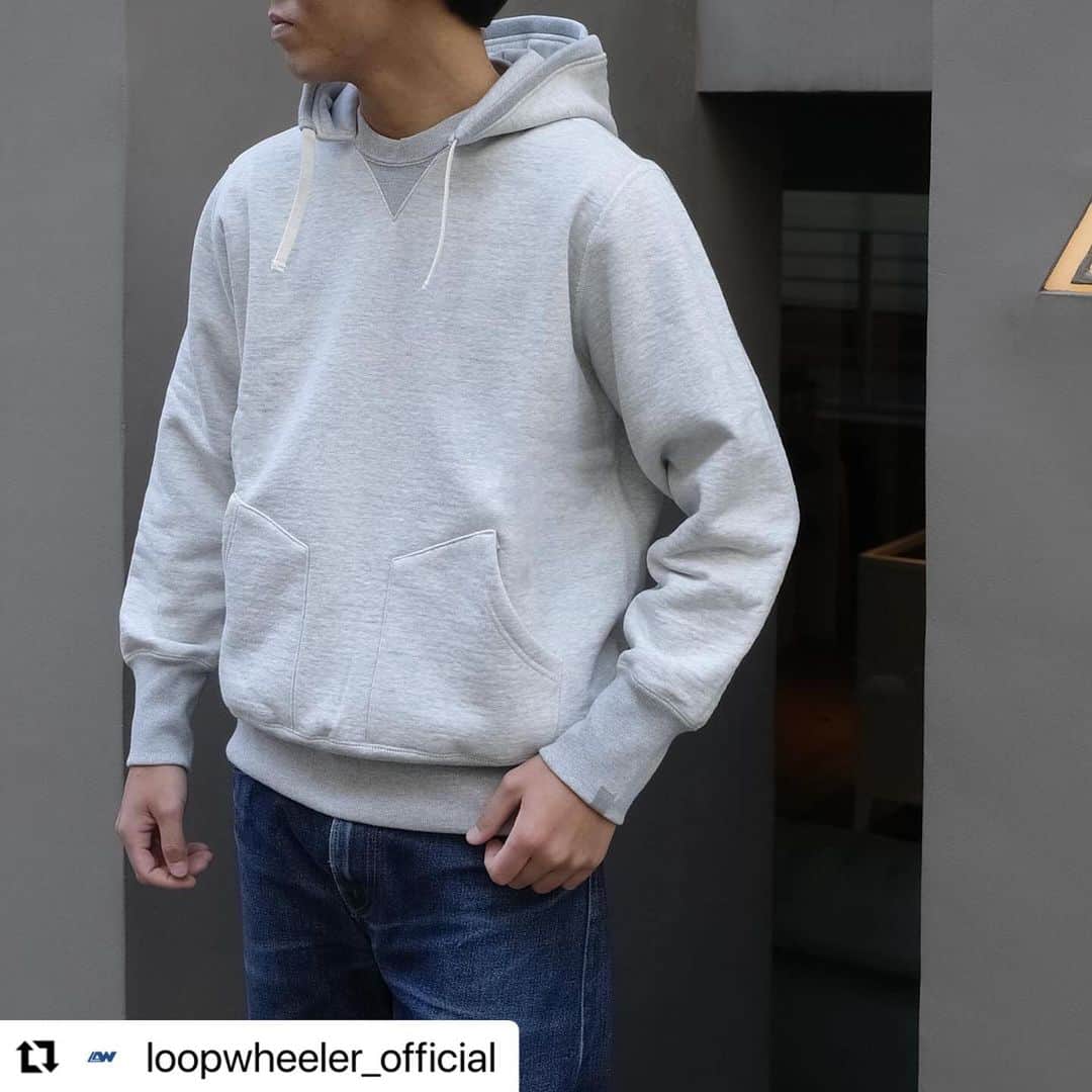 ループウィラーさんのインスタグラム写真 - (ループウィラーInstagram)「． メガループウィラーのシリーズも残りわずかとなりました。 ヴィンテージ感が漂う特別感を是非店頭にてご確認下さい。  #loopwheeler #ループウィラー #loopwheelerfukuoka  #ループウィラー福岡  #tsuriami #吊り編み　 #sweat #スウェット  #Repost @loopwheeler_official with @use.repost ・・・ . 「メガループウィラー 」 ークルースウェットー ー外付けフーディー 素材は表20番単糸x中20番単糸x裏8番単糸を使用したループウィラーの中でもウルトラヘヴィウェイト且つ柔らかさを表現した新素材になります。 特徴としてループの密度を保ちながら定番のLWライトやLWベーシックに比べてループの長さをランダムに不均等にしてループが少し寝るように編み立てられたことで重さと柔らかさのバランスを保つことができました。 パターンは少しゆとりのあるパターンで製作しております。 是非新素材をお試しください。 皆さまのご来店お待ちしております。  「Mega Loopwheeler Series」 ーCrew sweatー ーPull hoodieー The standout feature of this item lies in its ultra-heavyweight construction, yet it masterfully captures the signature softness that defines LOOPWHEELER. When you flip it inside out, you’ll notice that, in comparison to the classic LW Light and LW Basic, the loop lengths vary, some longer and some shorter. By skillfully knitting the loops with a random and uneven length while maintaining loop density, we’ve pushed the balance between weight and softness to its limits, resulting in the completion of this unique product. This is an exclusive item available only in our flagship stores and will not be featured on our online store. We would be delighted if visitors from abroad could also give this item a try.  #loopwheeler #tsuriami #sweat #megaloopwheeler #ループウィラー #吊り編み #スウェット #メガループウィラー」12月6日 16時18分 - loopwheelerfukuoka