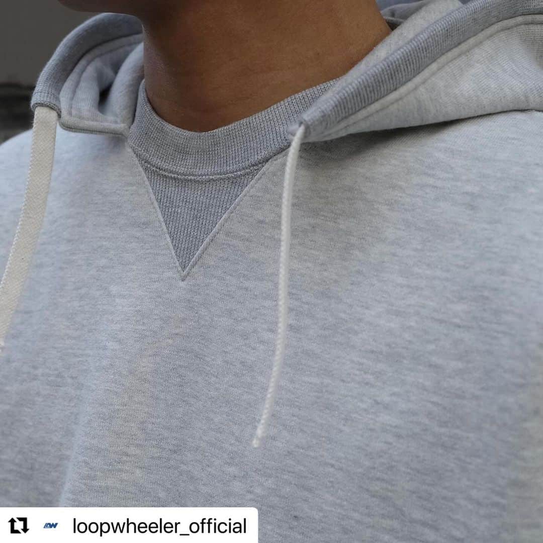 ループウィラーさんのインスタグラム写真 - (ループウィラーInstagram)「． メガループウィラーのシリーズも残りわずかとなりました。 ヴィンテージ感が漂う特別感を是非店頭にてご確認下さい。  #loopwheeler #ループウィラー #loopwheelerfukuoka  #ループウィラー福岡  #tsuriami #吊り編み　 #sweat #スウェット  #Repost @loopwheeler_official with @use.repost ・・・ . 「メガループウィラー 」 ークルースウェットー ー外付けフーディー 素材は表20番単糸x中20番単糸x裏8番単糸を使用したループウィラーの中でもウルトラヘヴィウェイト且つ柔らかさを表現した新素材になります。 特徴としてループの密度を保ちながら定番のLWライトやLWベーシックに比べてループの長さをランダムに不均等にしてループが少し寝るように編み立てられたことで重さと柔らかさのバランスを保つことができました。 パターンは少しゆとりのあるパターンで製作しております。 是非新素材をお試しください。 皆さまのご来店お待ちしております。  「Mega Loopwheeler Series」 ーCrew sweatー ーPull hoodieー The standout feature of this item lies in its ultra-heavyweight construction, yet it masterfully captures the signature softness that defines LOOPWHEELER. When you flip it inside out, you’ll notice that, in comparison to the classic LW Light and LW Basic, the loop lengths vary, some longer and some shorter. By skillfully knitting the loops with a random and uneven length while maintaining loop density, we’ve pushed the balance between weight and softness to its limits, resulting in the completion of this unique product. This is an exclusive item available only in our flagship stores and will not be featured on our online store. We would be delighted if visitors from abroad could also give this item a try.  #loopwheeler #tsuriami #sweat #megaloopwheeler #ループウィラー #吊り編み #スウェット #メガループウィラー」12月6日 16時18分 - loopwheelerfukuoka