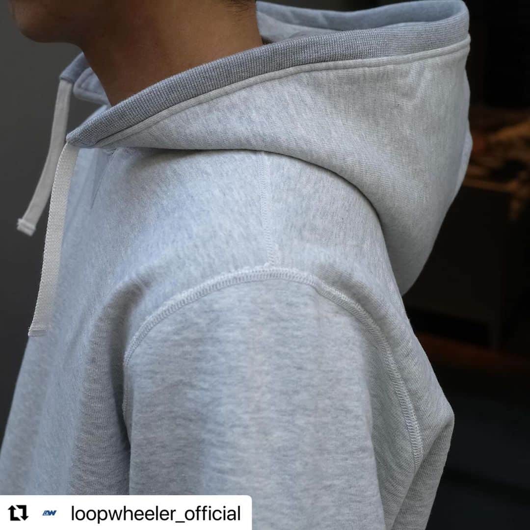 ループウィラーさんのインスタグラム写真 - (ループウィラーInstagram)「． メガループウィラーのシリーズも残りわずかとなりました。 ヴィンテージ感が漂う特別感を是非店頭にてご確認下さい。  #loopwheeler #ループウィラー #loopwheelerfukuoka  #ループウィラー福岡  #tsuriami #吊り編み　 #sweat #スウェット  #Repost @loopwheeler_official with @use.repost ・・・ . 「メガループウィラー 」 ークルースウェットー ー外付けフーディー 素材は表20番単糸x中20番単糸x裏8番単糸を使用したループウィラーの中でもウルトラヘヴィウェイト且つ柔らかさを表現した新素材になります。 特徴としてループの密度を保ちながら定番のLWライトやLWベーシックに比べてループの長さをランダムに不均等にしてループが少し寝るように編み立てられたことで重さと柔らかさのバランスを保つことができました。 パターンは少しゆとりのあるパターンで製作しております。 是非新素材をお試しください。 皆さまのご来店お待ちしております。  「Mega Loopwheeler Series」 ーCrew sweatー ーPull hoodieー The standout feature of this item lies in its ultra-heavyweight construction, yet it masterfully captures the signature softness that defines LOOPWHEELER. When you flip it inside out, you’ll notice that, in comparison to the classic LW Light and LW Basic, the loop lengths vary, some longer and some shorter. By skillfully knitting the loops with a random and uneven length while maintaining loop density, we’ve pushed the balance between weight and softness to its limits, resulting in the completion of this unique product. This is an exclusive item available only in our flagship stores and will not be featured on our online store. We would be delighted if visitors from abroad could also give this item a try.  #loopwheeler #tsuriami #sweat #megaloopwheeler #ループウィラー #吊り編み #スウェット #メガループウィラー」12月6日 16時18分 - loopwheelerfukuoka
