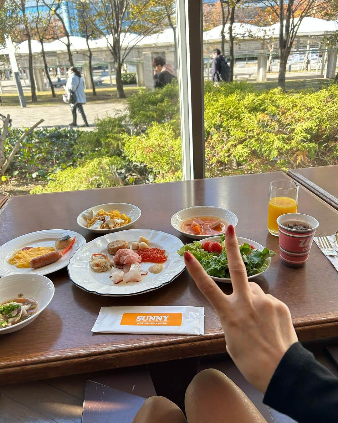 DJ MIYAさんのインスタグラム写真 - (DJ MIYAInstagram)「きゃっほーぉにゃ❤️おとといのホテル朝食は1Fにあるレストラン 『ジョージタウン』でbuffeを楽しみましたぁぁ💖  『東京ベイ有明ワシントンホテル』さんに宿泊させて頂きました♡  Tokyo DisneyResort good neighbor hotelです🎀お台場も近いし豊洲や舞浜などアクセスもよく色々なところへ観光へ行くのにもぴったり〜  @tokyobayariakewh_official  朝から海鮮がいっぱいあるし嬉しい品数〜！！  豊洲から仕入れた美味しーいいくらや、お刺身や鯛のしゃぶしゃぶコーナーまであってポン酢で楽しめました♡  朝食の定番ともいえる卵料理はスクランブルエッグや卵焼き、ベーコンエッグやウィンナーに新鮮なサラダやさらにはスイーツまで*\(^o^)/* 大学いもも美味しかったよ💖  窓側の景色を見ながら食事できる席すごい良かった🎵  朝からブッフェ楽しかったでーす🎀  ごちそうさまでーした（╹◡╹）  宿泊したお部屋は19階の高層階スーペリアツインです❤️  ホテルのツリー♡🎄かわいかったよ♡  https://washington-hotels.jp/ariake/  東京都江東区有明３丁目７−１１ 東京ベイ有明ワシントンホテル １階  https://washington-hotels.jp/ariake/  https://washington-hotels.jp/ariake/grandrenewal/  ◉最寄駅 りんかい線　国際展示場駅の目の前  ◉東京ディズニーリゾート行きシャトルバス有り 所要時間約25分  グッドネイバーホテル・シャトル(無料送迎バス)予約制  ◉コンビニ:ホテルの1階に有り ◉Wifi:あり ◉レストラン :あり  Access:東京都江東区有明３丁目７−１１  #ホテル朝食 #ホテルステイ #東京ホテル #東京ベイ有明ワシントンホテル #家族旅行 #カップル旅行 #取材協力 #サービス提供 #タビジョ #ホカンス #東京ホカンス #ホテル #ホテル宿泊 #東京旅行 #旅行記 #宿泊記 #東京ホテル #ワシントンホテル #東京ベイエリア #有明 #日本旅游 #東京住宿 #旅インフルエンサー #旅好き女子 #トラベラー #ディズニー #ディズニー周辺 #ディズニーリゾート #ホテル宿泊 #マイトリップMIYA #ウルトラファインバブル #ホテル宿泊 #宿泊記 #都内ホテル」12月6日 16時21分 - dj_miya