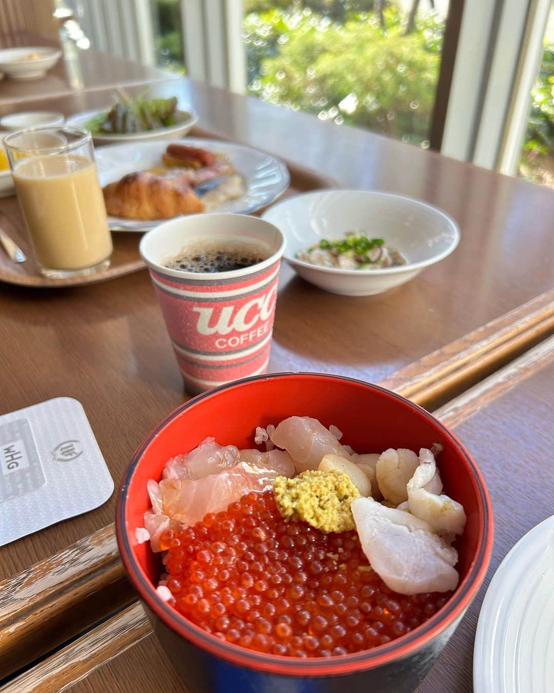 DJ MIYAさんのインスタグラム写真 - (DJ MIYAInstagram)「きゃっほーぉにゃ❤️おとといのホテル朝食は1Fにあるレストラン 『ジョージタウン』でbuffeを楽しみましたぁぁ💖  『東京ベイ有明ワシントンホテル』さんに宿泊させて頂きました♡  Tokyo DisneyResort good neighbor hotelです🎀お台場も近いし豊洲や舞浜などアクセスもよく色々なところへ観光へ行くのにもぴったり〜  @tokyobayariakewh_official  朝から海鮮がいっぱいあるし嬉しい品数〜！！  豊洲から仕入れた美味しーいいくらや、お刺身や鯛のしゃぶしゃぶコーナーまであってポン酢で楽しめました♡  朝食の定番ともいえる卵料理はスクランブルエッグや卵焼き、ベーコンエッグやウィンナーに新鮮なサラダやさらにはスイーツまで*\(^o^)/* 大学いもも美味しかったよ💖  窓側の景色を見ながら食事できる席すごい良かった🎵  朝からブッフェ楽しかったでーす🎀  ごちそうさまでーした（╹◡╹）  宿泊したお部屋は19階の高層階スーペリアツインです❤️  ホテルのツリー♡🎄かわいかったよ♡  https://washington-hotels.jp/ariake/  東京都江東区有明３丁目７−１１ 東京ベイ有明ワシントンホテル １階  https://washington-hotels.jp/ariake/  https://washington-hotels.jp/ariake/grandrenewal/  ◉最寄駅 りんかい線　国際展示場駅の目の前  ◉東京ディズニーリゾート行きシャトルバス有り 所要時間約25分  グッドネイバーホテル・シャトル(無料送迎バス)予約制  ◉コンビニ:ホテルの1階に有り ◉Wifi:あり ◉レストラン :あり  Access:東京都江東区有明３丁目７−１１  #ホテル朝食 #ホテルステイ #東京ホテル #東京ベイ有明ワシントンホテル #家族旅行 #カップル旅行 #取材協力 #サービス提供 #タビジョ #ホカンス #東京ホカンス #ホテル #ホテル宿泊 #東京旅行 #旅行記 #宿泊記 #東京ホテル #ワシントンホテル #東京ベイエリア #有明 #日本旅游 #東京住宿 #旅インフルエンサー #旅好き女子 #トラベラー #ディズニー #ディズニー周辺 #ディズニーリゾート #ホテル宿泊 #マイトリップMIYA #ウルトラファインバブル #ホテル宿泊 #宿泊記 #都内ホテル」12月6日 16時21分 - dj_miya