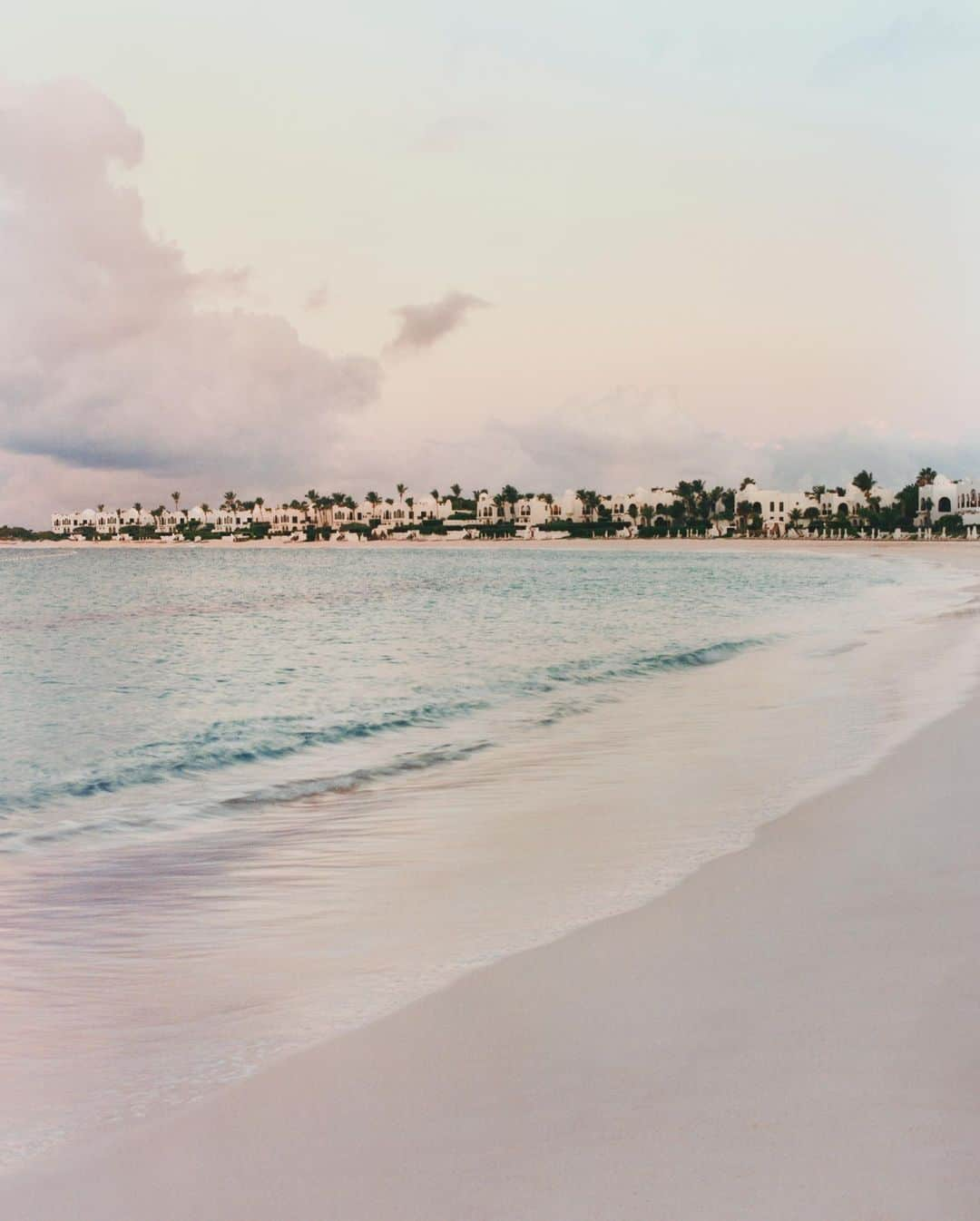 LVMHさんのインスタグラム写真 - (LVMHInstagram)「@belmond’s Cap Juluca as seen by Jeano Edwards   Lose yourself in the colours of the Caribbean and feel worlds away from reality.   #LVMH #Belmond #BelmondLegends」12月6日 16時24分 - lvmh