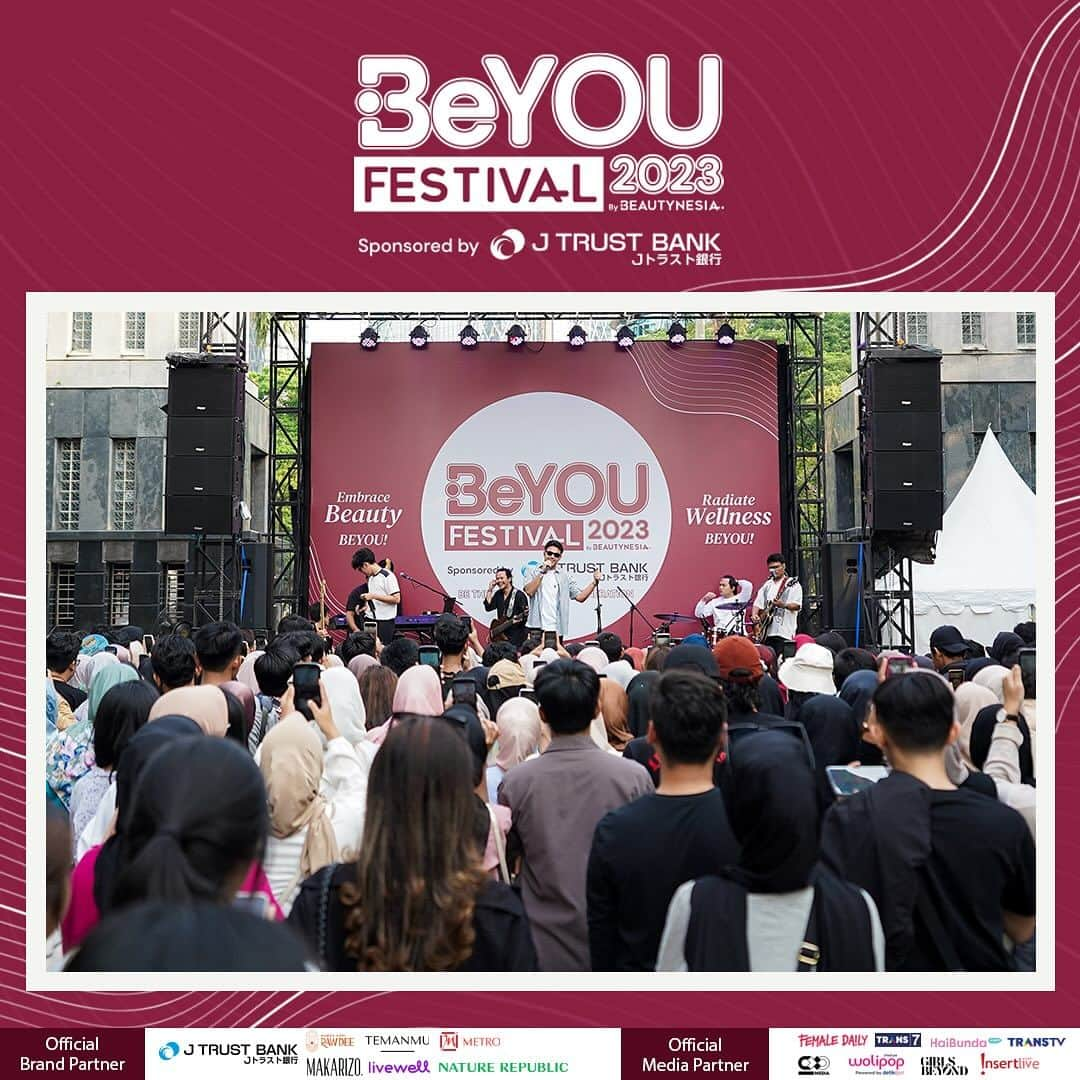 Beauty | Health | Fashionさんのインスタグラム写真 - (Beauty | Health | FashionInstagram)「Hai Beauties! 👋🏻🥰 Pasti udah pada tau dong kalau hari minggu tanggal 26 kemarin Beautynesia baru aja ngadain event BEYOU Festival 2023 yang disponsori oleh @jtrustbank 🤩  acaranya seruuuu banget kan?   Nah, Beauties yang kemarin datang langsung disuguhkan berbagai macam activity yang menarik mulai dari Morning Pound Fit, Trampoline, Mini Golf, Cardio Dance sampai Music Performance by @nadhifbasalamah 🎶 Gak cuma itu, di BEYOU Festival kemarin juga ada Inspirational Talk Show lho, jadi, nggak cuma sehat Beauties juga mendapatkan ilmu yang bermanfaat tentang keuangan, kesehatan dan love yourself! 🫶🏻  Hayo, Beauties yang kemarin ikut dateng kira-kira activity mana nih yang paling seru? Komen yuk! 😍  Buat yang kemarin gak sempet dateng, tenang aja ya dan harus terus stay tune di Instagram Beautynesia untuk event-event menarik selanjutnya ya! 🥰  #BEYOUFEST2023 #BeYouFestivalbyBeautynesia」12月6日 17時00分 - beautynesia.id