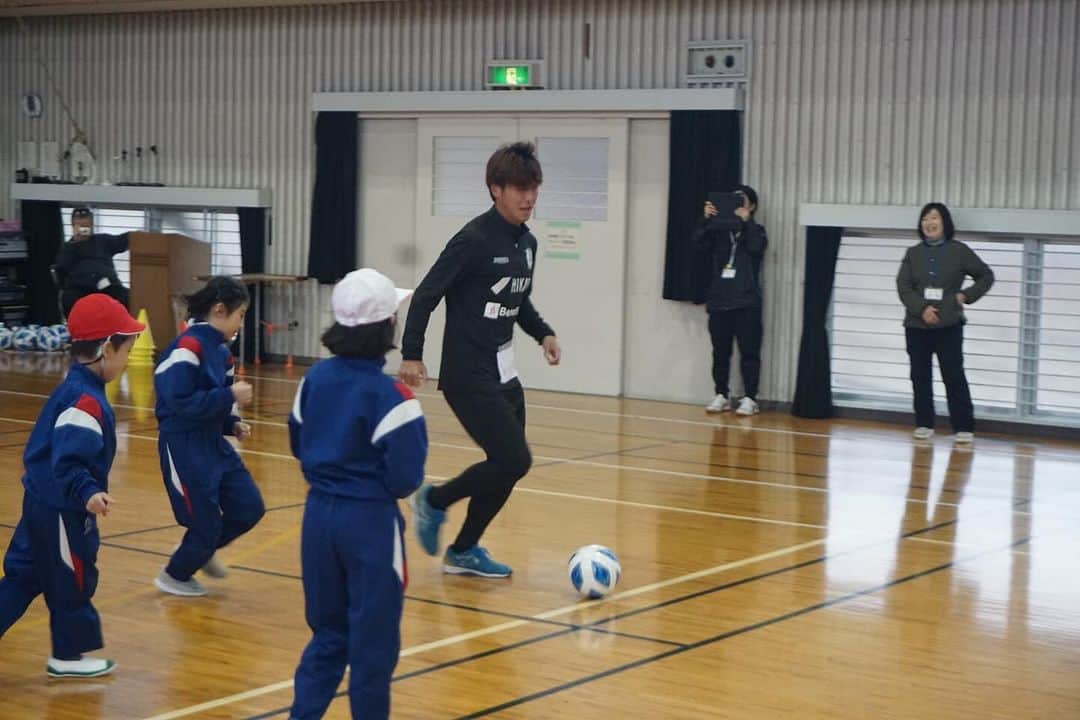 愛媛FCさんのインスタグラム写真 - (愛媛FCInstagram)「#ホムカツッ！🏫  愛媛県立 #松山聾学校 へ #吉永昇偉 選手が訪問しました🏫✨ 今回のイベントは、吉永選手発案のイベントでした👏  今回ご参加頂きました小学部の皆さま、先生方とサッカー交流を行い、体を動かす楽しさを知ってもらいました⚽️  #愛媛県 #松山市 #ehimefc  #学校訪問 #ホームタウン活動 #愛媛FC選手が訪問🚗 #しょーい 選手ありがとう✨ #楽しいPK大会」12月6日 16時35分 - ehimefc12
