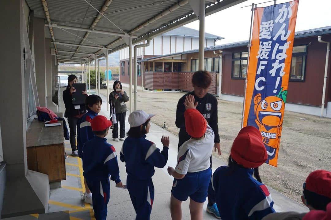 愛媛FCさんのインスタグラム写真 - (愛媛FCInstagram)「#ホムカツッ！🏫  愛媛県立 #松山聾学校 へ #吉永昇偉 選手が訪問しました🏫✨ 今回のイベントは、吉永選手発案のイベントでした👏  今回ご参加頂きました小学部の皆さま、先生方とサッカー交流を行い、体を動かす楽しさを知ってもらいました⚽️  #愛媛県 #松山市 #ehimefc  #学校訪問 #ホームタウン活動 #愛媛FC選手が訪問🚗 #しょーい 選手ありがとう✨ #楽しいPK大会」12月6日 16時35分 - ehimefc12