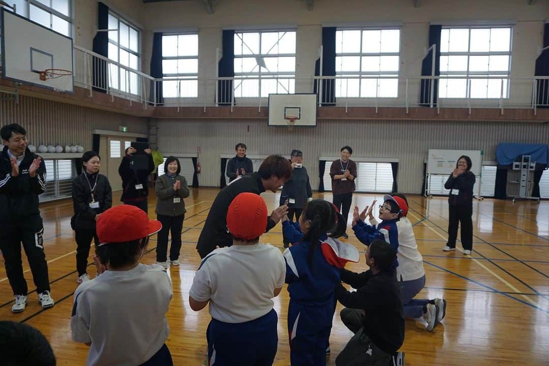 愛媛FCさんのインスタグラム写真 - (愛媛FCInstagram)「#ホムカツッ！🏫  愛媛県立 #松山聾学校 へ #吉永昇偉 選手が訪問しました🏫✨ 今回のイベントは、吉永選手発案のイベントでした👏  今回ご参加頂きました小学部の皆さま、先生方とサッカー交流を行い、体を動かす楽しさを知ってもらいました⚽️  #愛媛県 #松山市 #ehimefc  #学校訪問 #ホームタウン活動 #愛媛FC選手が訪問🚗 #しょーい 選手ありがとう✨ #楽しいPK大会」12月6日 16時35分 - ehimefc12