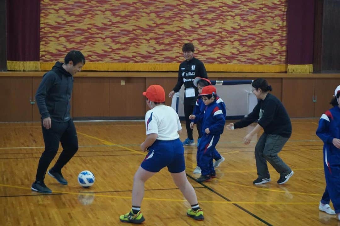 愛媛FCさんのインスタグラム写真 - (愛媛FCInstagram)「#ホムカツッ！🏫  愛媛県立 #松山聾学校 へ #吉永昇偉 選手が訪問しました🏫✨ 今回のイベントは、吉永選手発案のイベントでした👏  今回ご参加頂きました小学部の皆さま、先生方とサッカー交流を行い、体を動かす楽しさを知ってもらいました⚽️  #愛媛県 #松山市 #ehimefc  #学校訪問 #ホームタウン活動 #愛媛FC選手が訪問🚗 #しょーい 選手ありがとう✨ #楽しいPK大会」12月6日 16時35分 - ehimefc12