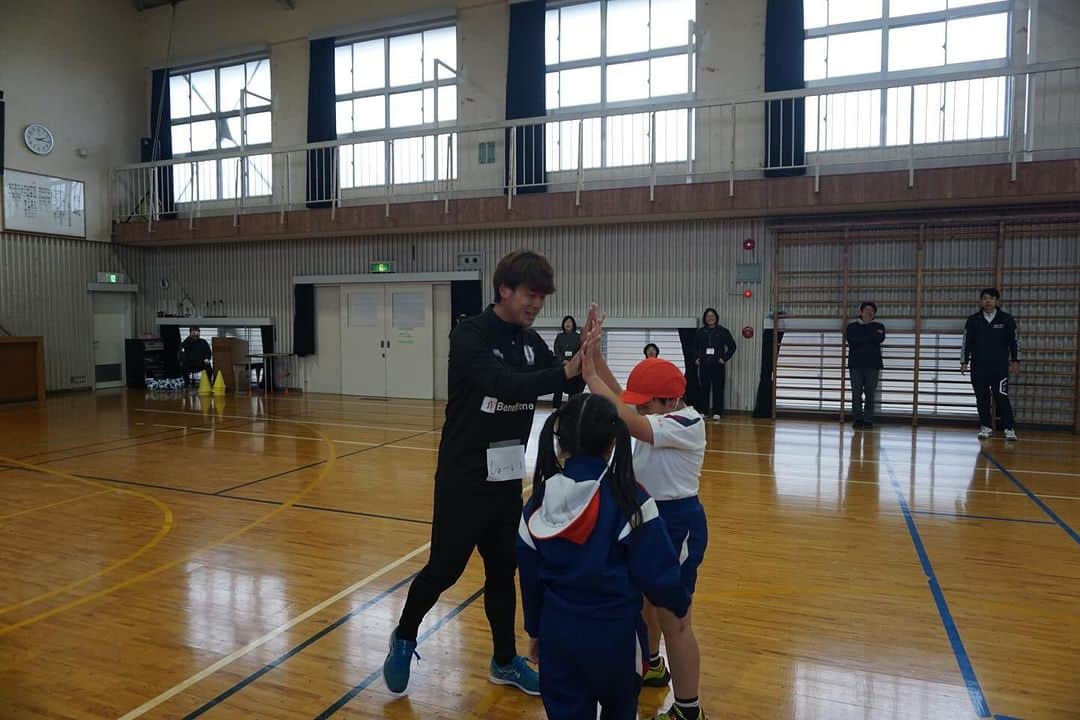 愛媛FCさんのインスタグラム写真 - (愛媛FCInstagram)「#ホムカツッ！🏫  愛媛県立 #松山聾学校 へ #吉永昇偉 選手が訪問しました🏫✨ 今回のイベントは、吉永選手発案のイベントでした👏  今回ご参加頂きました小学部の皆さま、先生方とサッカー交流を行い、体を動かす楽しさを知ってもらいました⚽️  #愛媛県 #松山市 #ehimefc  #学校訪問 #ホームタウン活動 #愛媛FC選手が訪問🚗 #しょーい 選手ありがとう✨ #楽しいPK大会」12月6日 16時35分 - ehimefc12