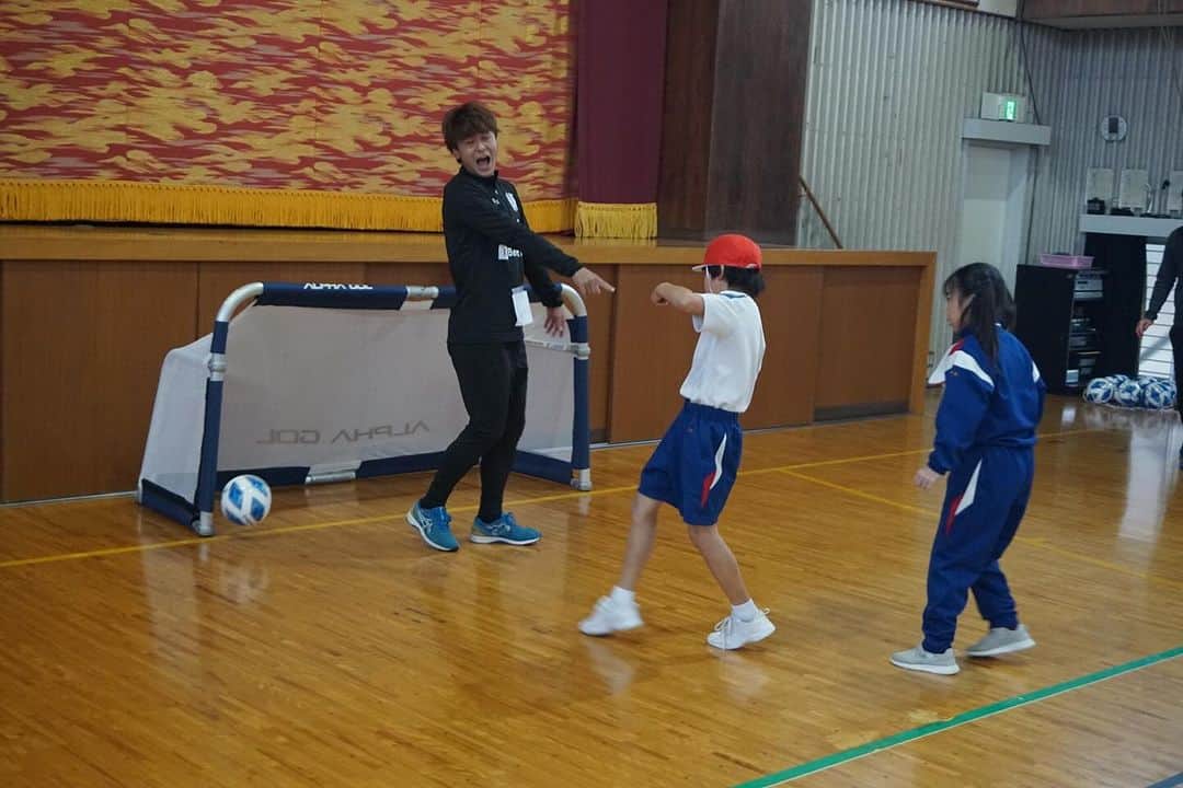 愛媛FCさんのインスタグラム写真 - (愛媛FCInstagram)「#ホムカツッ！🏫  愛媛県立 #松山聾学校 へ #吉永昇偉 選手が訪問しました🏫✨ 今回のイベントは、吉永選手発案のイベントでした👏  今回ご参加頂きました小学部の皆さま、先生方とサッカー交流を行い、体を動かす楽しさを知ってもらいました⚽️  #愛媛県 #松山市 #ehimefc  #学校訪問 #ホームタウン活動 #愛媛FC選手が訪問🚗 #しょーい 選手ありがとう✨ #楽しいPK大会」12月6日 16時35分 - ehimefc12