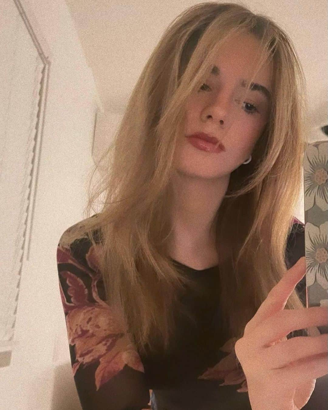 レイン・マッケンジーのインスタグラム：「mirror selfies 24\7」