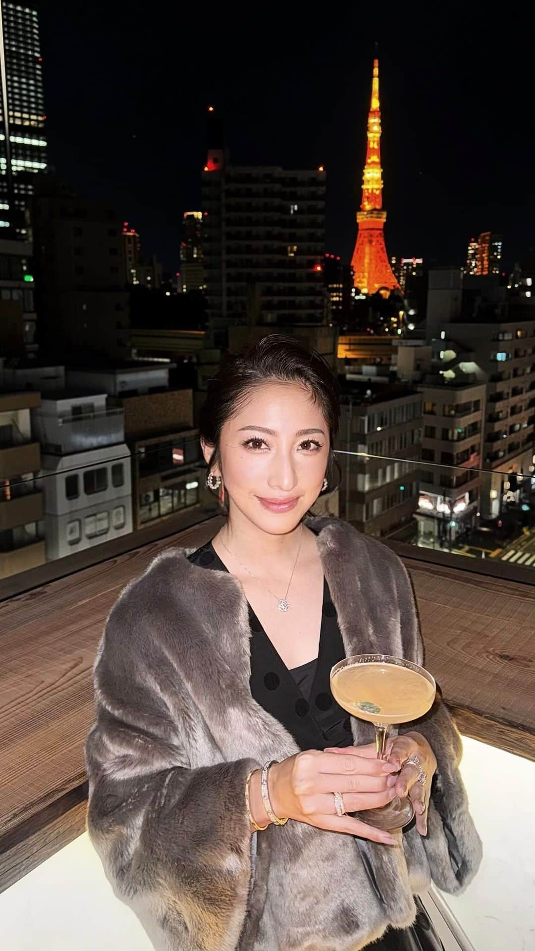 雨宮みずきのインスタグラム：「@tokyoconfidentialbar 👄🤫🗼🍸❤️‍🔥  麻布十番のオシャレ映えBAR🍸 本格的なカクテルもいっぱいあって 海外に来た気分になれる！！  東京タワーも見えるの👀 是非行ってみてねーー😘💋☝️  #tokyoconfidentialbar #azabujuban #tokyotower」