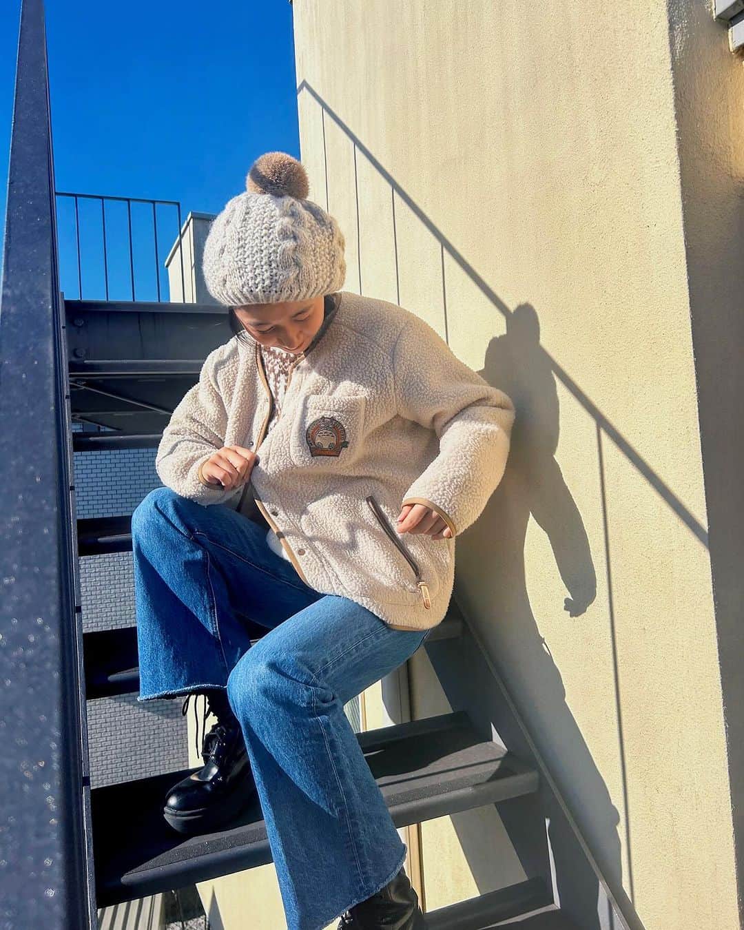 太田唯さんのインスタグラム写真 - (太田唯Instagram)「本日発売された アウトドアウェアブランドの Foxfire × スタジオジブリのコラボウェア第2弾 👕🧼 @foxfire_jp   これからの季節にぴったりな、 もこもこ素材のプロダクツが登場したとのことで、 早速着用させて頂きました 〜 🐏🫧  . 大人も着やすいトトロデザインで、 わたしは先日のキャンプにも着て行きましたが 自然と馴染む色味がとってもいい感じでした🏕️☀️  写真のフリースジャケットと、 マフラーが個人的にはめちゃくちゃお気に入りなのですが、 近々YouTubeでも紹介しますね 🫣🧣  ほわほわ温かいトトロウェア、 普段のアウターとしても大活躍の予感です。 要チェックです〜！  . #pr #foxfire #outdoor #ghibli #camplife  #アウトドアファッション #ジブリ #トトロ #キャンプ女子」12月6日 16時44分 - yuiohta.official