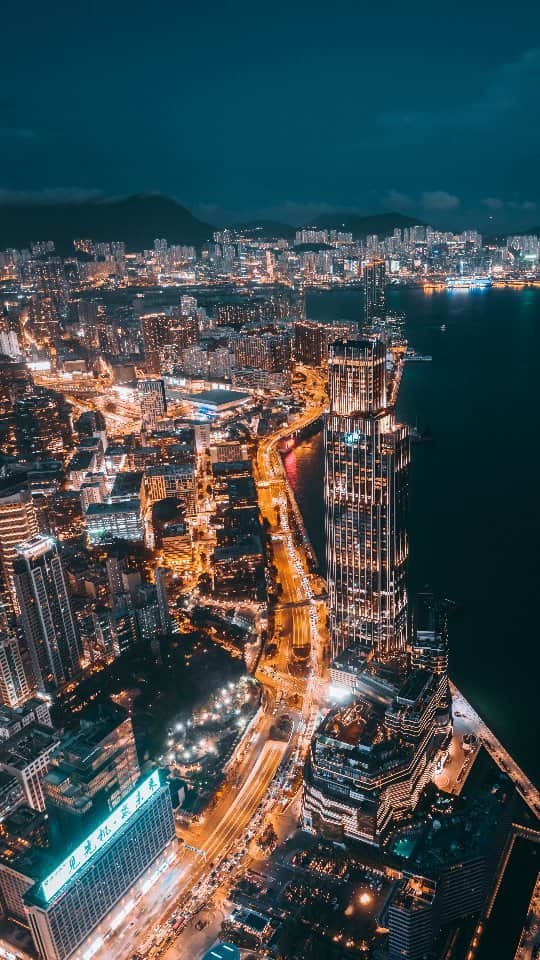 Discover Hong Kongのインスタグラム：「[Hong Kong Night Out: A Cinematic Night🎥]  Bustling streets, towering skyscrapers, historic buildings🏙… these are what give Hong Kong its cinematic charm. Take a stroll in a local neighbourhood and find yourself immersed in a film-like setting🌆. Where do you think is the most cinematic place in Hong Kong📸? Comment below😉!  There’s simply so much to do at night in Hong Kong. 💡Stay tuned for our next #HongKongAfter6!👀  【 香港 After 6 ！即睇縮時夜景攝影🎥】  無論係城市各處嘅繁華、車水馬龍嘅熱鬧，定係摩天大樓同歷史建築嘅交錯🏙，呢啲景象都令香港嘅街頭巷尾充滿獨特嘅電影感。漫步街頭，你會被香港嘅特色建築包圍，仿似置身於一幀幀電影風景之中🌆。你又覺得香港邊度最有活力，最適合打卡📸？留言同我哋分享下啦😉！  👀 想知嚟緊夜晚有乜玩？💡記得跟貼我哋嘅 #HongKongAfter6 ，更多節日盛事、玩樂好去處等緊你！👀  #HongKongAfter6 #HelloHongKong #DiscoverHongKong #HelloTakesYouToMore」