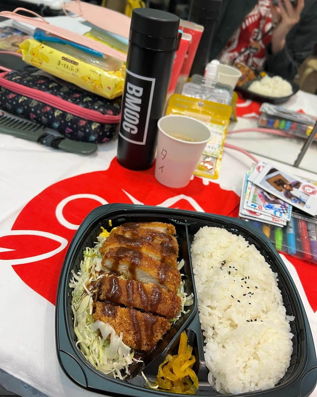 田井弘子のインスタグラム：「めで鯛‼️ ゲネプロを終えて、いよいよ初日です‼️ 遅咲会「ソウル・ザ・ペアレンツ」 12月6日(水)満員御礼🈵 ありが鯛です‼️  今回、差入れお弁当🍱で毎日お弁当もいただきます🥹 嬉し過ぎます⭐️ 縁起良く「とんかつ(勝つ)」を選びました😋 頑張れそうです‼️  明日以降ご予約はコチラ↓ お待ち致しております。 #ソルペア [田井弘子扱い 予約フォーム] https://www.quartet-online.net/ticket/solpea?m=0yacbij」