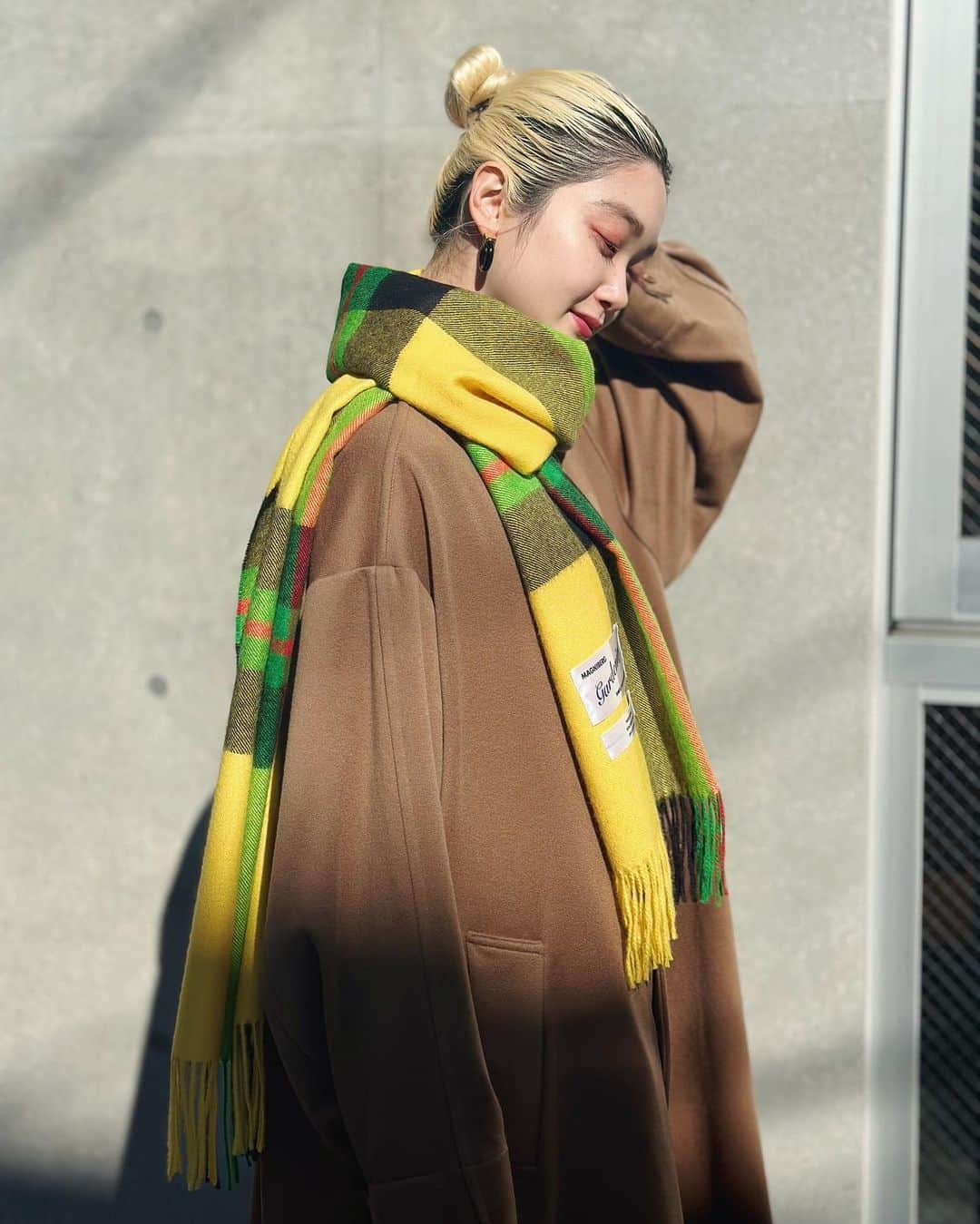 柳瀬未央のインスタグラム：「. scarf @magnibergofficial  coat @gabrielacollgarments  bag @rabanne   #0138n_fashion #magniberg  #superamarket #winterfashion」