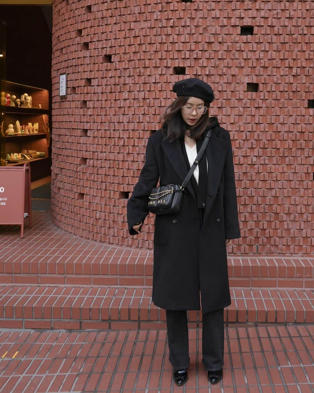 キム・ジュニのインスタグラム：「첫번째샘플 나오자마자 꺅 하고 소리가 나왔던! 기가막힌 핏의 코트🖤 드디어드디어😍 이번주 금요일!  #어버브 #테일러드울후드코트」