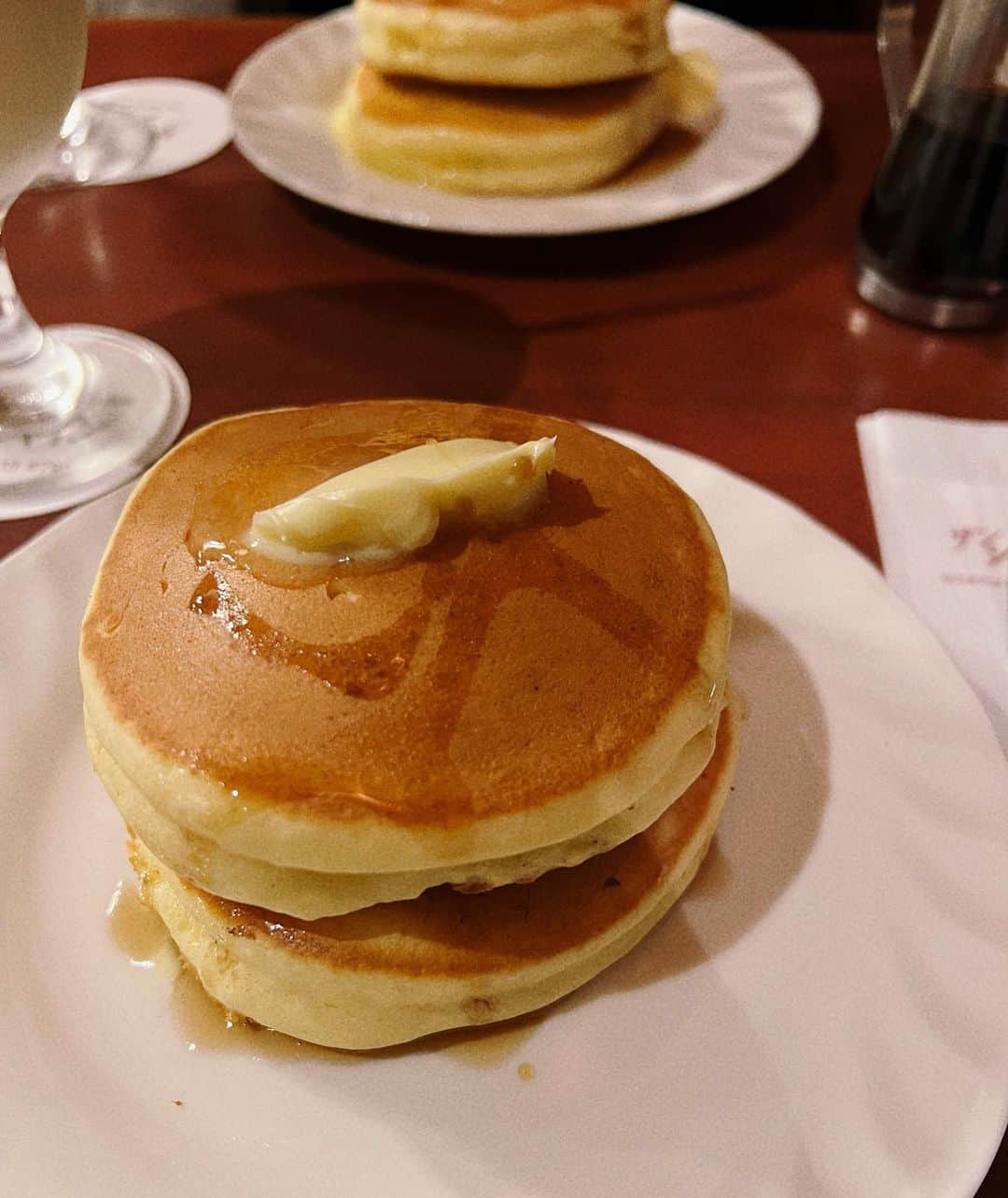 Risako Yamamotoのインスタグラム：「やっぱり大阪で1番美味しいホットケーキは @kissa_sunshine だと思う🤎  純喫茶な雰囲気も好き♡ オムライスやカレーも気になってる☺︎  週末は行列覚悟です⚡️🫨  #喫茶サンシャイン #ホットケーキ #純喫茶 #大阪カフェ」
