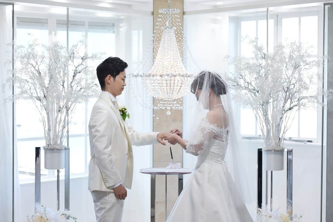 【公式】小さな結婚式さんのインスタグラム写真 - (【公式】小さな結婚式Instagram)「. @petit.wedding をフォローしてね♩ #小さな結婚式 をつけてのお写真投稿も大歓迎です♡ こちらの公式IGでリグラムさせていただきます＊ . 挙式のメインセレモニーである指輪の交換💍✨  おふたりの真剣な眼差しから これから共に生きていく人生への強い決意が感じられます。 小さな結婚式では、 おふたりと家族の大切な瞬間を写真に残します。 . >>#小さな結婚式神戸モザイク店 . ——————— #petitwedding #ラヴィファクトリー #前撮り #結婚式 #プレ花嫁 #卒花 #家族婚 #少人数結婚式 #ウェディング #wedding #bridal #weddingdress #花嫁 #挙式 #結婚式準備 #式場探し #日本中のプレ花嫁さまと繋がりたい #結婚式の思い出に浸る会 #結婚準備 #神戸花嫁 #ウェディングフォト #花嫁コーディネート #チャペル #バージンロード #挙式演出 #リング交換 #結婚指輪 #フラワーシャワー」12月6日 17時00分 - petit.wedding