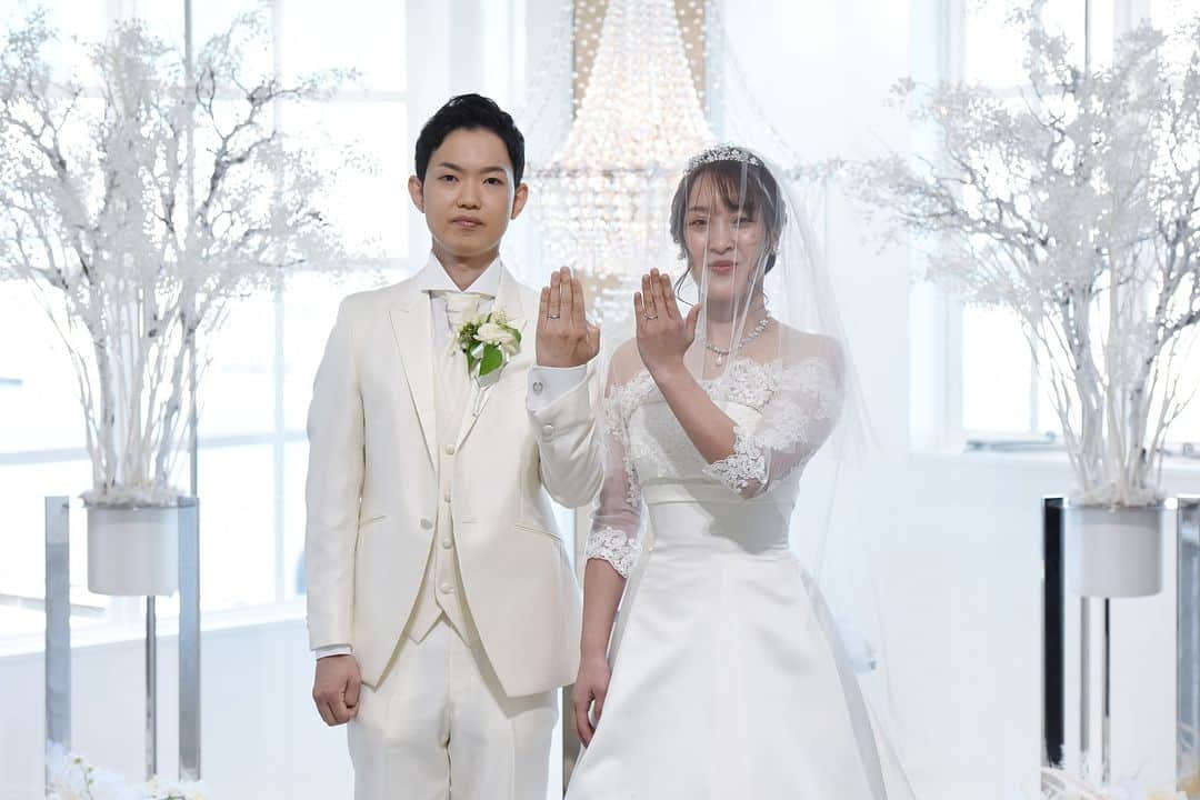 【公式】小さな結婚式さんのインスタグラム写真 - (【公式】小さな結婚式Instagram)「. @petit.wedding をフォローしてね♩ #小さな結婚式 をつけてのお写真投稿も大歓迎です♡ こちらの公式IGでリグラムさせていただきます＊ . 挙式のメインセレモニーである指輪の交換💍✨  おふたりの真剣な眼差しから これから共に生きていく人生への強い決意が感じられます。 小さな結婚式では、 おふたりと家族の大切な瞬間を写真に残します。 . >>#小さな結婚式神戸モザイク店 . ——————— #petitwedding #ラヴィファクトリー #前撮り #結婚式 #プレ花嫁 #卒花 #家族婚 #少人数結婚式 #ウェディング #wedding #bridal #weddingdress #花嫁 #挙式 #結婚式準備 #式場探し #日本中のプレ花嫁さまと繋がりたい #結婚式の思い出に浸る会 #結婚準備 #神戸花嫁 #ウェディングフォト #花嫁コーディネート #チャペル #バージンロード #挙式演出 #リング交換 #結婚指輪 #フラワーシャワー」12月6日 17時00分 - petit.wedding