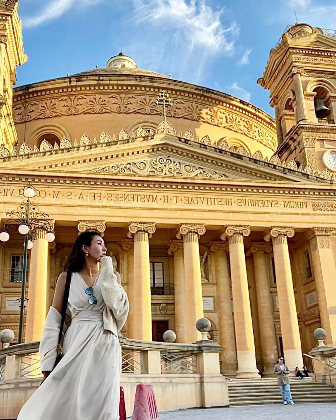 若尾綾香さんのインスタグラム写真 - (若尾綾香Instagram)「✴︎ 📍モスタ・ロチュンダ  #MostaRotunda ヨーロッパで3番目に大きいパンテオン。 ローマのパンテオンをまねて作られたそう。 ドームがある 17 世紀のカトリック教会。 第 2 次世界大戦時の爆弾のレプリカが展示されていて、 爆弾が落ちても💣爆発せずマルタの人々の命を救った“奇跡"と言われている。 地下にはシェルターも残っていて貴重なものが見ることできるよ。  バスでも2€で行けるし、 時間がない場合はタクシーでスリマから 10€15〜20分くらいで行けるよ！  #マルタ留学#語学留学#ヨーロッパ#マルタ#映画ロケ地 #留学生活 #留学#ヨーロッパ留学#マルタ散策#マルタ観光 #カルカラ#カルカラ観光#モスタロチェンダ #europe #englishschool#beach#birgu#kalkara #Malta#Valetta#Maltacafe#gelato#Maltagelato」12月6日 17時01分 - ayaka_wakao