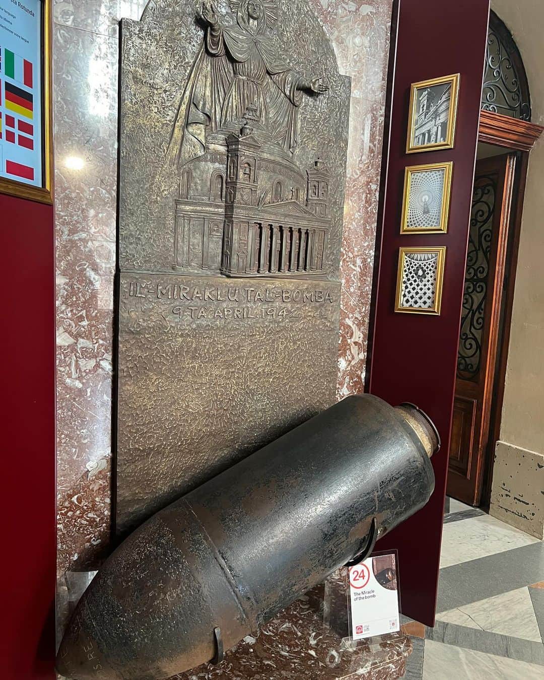 若尾綾香さんのインスタグラム写真 - (若尾綾香Instagram)「✴︎ 📍モスタ・ロチュンダ  #MostaRotunda ヨーロッパで3番目に大きいパンテオン。 ローマのパンテオンをまねて作られたそう。 ドームがある 17 世紀のカトリック教会。 第 2 次世界大戦時の爆弾のレプリカが展示されていて、 爆弾が落ちても💣爆発せずマルタの人々の命を救った“奇跡"と言われている。 地下にはシェルターも残っていて貴重なものが見ることできるよ。  バスでも2€で行けるし、 時間がない場合はタクシーでスリマから 10€15〜20分くらいで行けるよ！  #マルタ留学#語学留学#ヨーロッパ#マルタ#映画ロケ地 #留学生活 #留学#ヨーロッパ留学#マルタ散策#マルタ観光 #カルカラ#カルカラ観光#モスタロチェンダ #europe #englishschool#beach#birgu#kalkara #Malta#Valetta#Maltacafe#gelato#Maltagelato」12月6日 17時01分 - ayaka_wakao