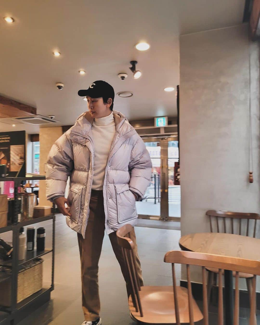 シム・ジホのインスタグラム：「. . 아침부터 흐리더니 결국 비가~ 오랜만에 친구 만나고 선물도 받고~ 땡큐~!!」