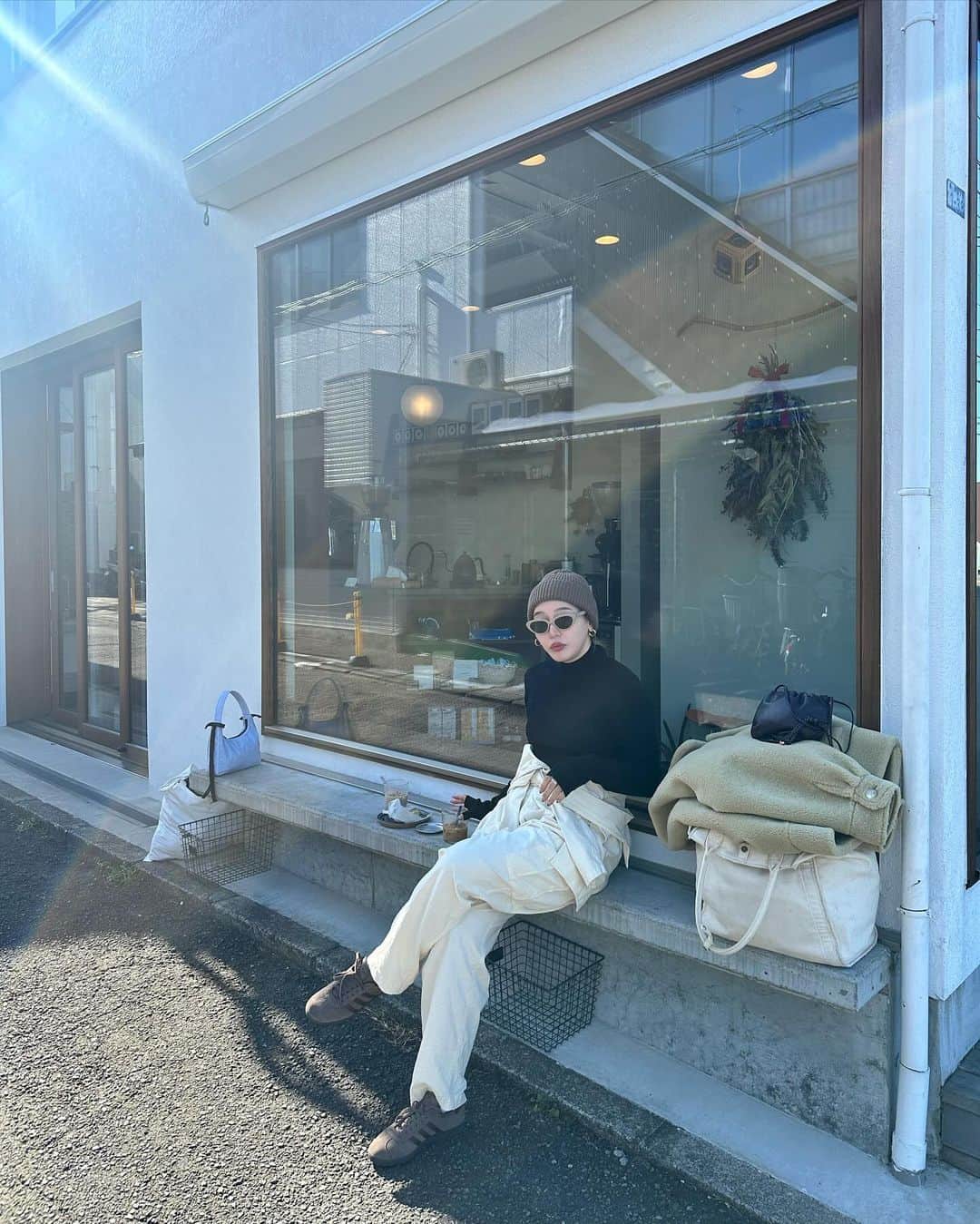 happyyopyさんのインスタグラム写真 - (happyyopyInstagram)「ひっさびさの朝のカフェしたら めちゃくちゃ気持ちよくて心地よかった🤭✨✨ ちかさんまた行こう？🫶🏽  ちなみにニット帽ハマってから 一生このスタイル🤣 すぐバレる。。  #よぴコーデ #searoomlynn #逗子海岸 #逗子カフェ #カフェ巡り #カジュアルコーデ #スニーカーコーデ」12月6日 16時56分 - happyyopy