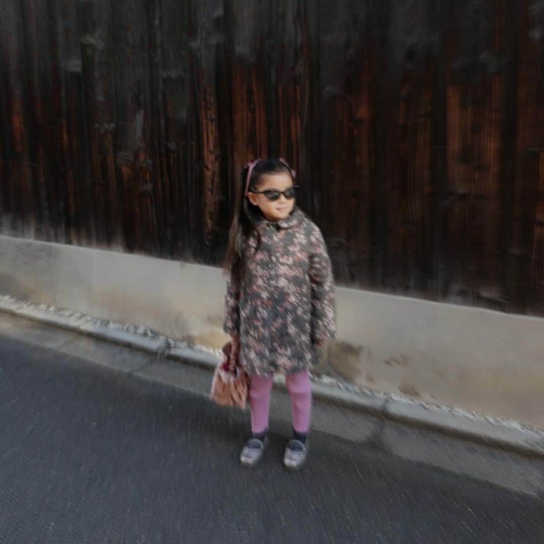 岡田美季さんのインスタグラム写真 - (岡田美季Instagram)「私服。 大阪にて🐙 デニムにwoolコート！🩶 このコーディネートスキ。 娘のコートも母のお気に入り🩶 #fashion #coordinate #room306contemporary」12月6日 16時56分 - mikiokada0225