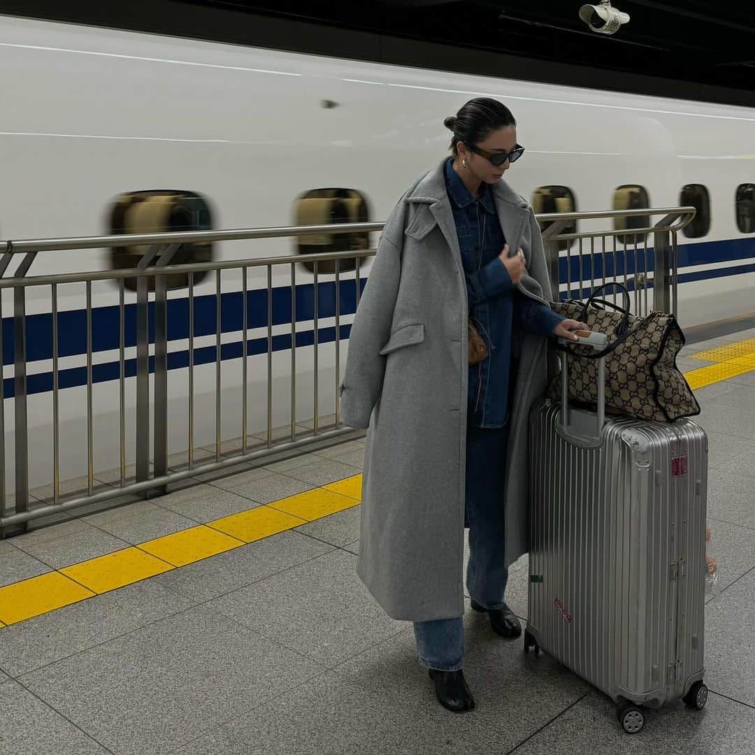 岡田美季のインスタグラム：「私服。 大阪にて🐙 デニムにwoolコート！🩶 このコーディネートスキ。 娘のコートも母のお気に入り🩶 #fashion #coordinate #room306contemporary」