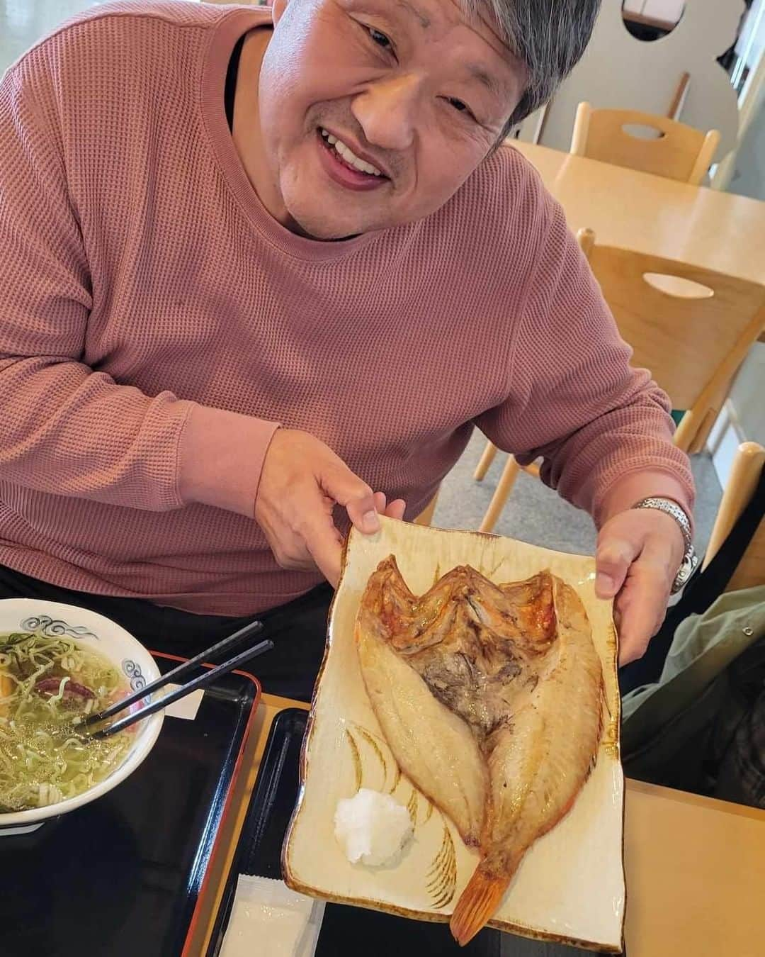 小野友葵子さんのインスタグラム写真 - (小野友葵子Instagram)「【知床食堂さんでランチ】  道の駅 知床・らうす内にある羅臼の海味『知床食堂』さんで、ランチをいただきました。  私はホッケ定食。 大きくて肉厚の真ホッケ、 最高に美味しかったです！！💖  親方は、 人気No.1羅臼昆布羅～メンと、 キンキ焼き。  そしてデザートに、 海洋深層水ソフトクリーム。  ほんのり塩味で、 とってもとっても美味しいんです！！🍦  大満足でした～～！！🥰  ｡.｡:+* ﾟ ゜ﾟ *+:｡.｡:+* ﾟ ゜ﾟ *+:｡.｡ 🎵2023/12/12（火）15:00 酵素クレープ専門店クレープアリサ東京 https://ameblo.jp/onoyukiko/entry-12829703660.html  📻2023/12/16（土） 動画配信型ラジオレギュラー冠番組 『小野友葵子のBella Serata‼』 第1、第3土曜日 21：00～21：50生放送中 https://ameblo.jp/onoyukiko/entry-12831051554.html  🎵2023/12/17（日）19:00 STUDIO VIRTUOSI https://ameblo.jp/onoyukiko/entry-12829587014.html  🎵2023/12/24（日）13:00 たいこ茶屋 https://ameblo.jp/onoyukiko/entry-12829073861.html  🎵2024/1/14（日）12:00 六本木ヒルズクラブ https://ameblo.jp/onoyukiko/entry-12828877461.html  💿小野友葵子コラボ参加CD発売中！ https://ameblo.jp/onoyukiko/entry-12800332342.html  🎼小野友葵子プロデュース若手オペラ歌手グループ『I BOCCIOLI』メンバー募集中！ https://ameblo.jp/onoyukiko/entry-12800609513.html ｡.｡:+* ﾟ ゜ﾟ *+:｡.｡:+* ﾟ ゜ﾟ *+:｡.｡ 🌹HP https://www.onoyukiko.com/ 🌹ブログ http://ameblo.jp/onoyukiko 🌹Instagram（yukikoonosoprano） https://www.instagram.com/yukikoonosoprano/ 🌹Twitter https://twitter.com/yukiko_ono 🌹YouTube（YukikoOno小野友葵子） https://www.youtube.com/user/VitaRoseaYukikoOno 🌹小野友葵子のコンサートってどんな感じ？ https://youtu.be/bWges5LlLnw ｡.｡:+* ﾟ ゜ﾟ *+:｡.｡:+* ﾟ ゜ﾟ *+:｡.｡  #羅臼 #知床 #道の駅知床らうす #知床食堂 #ホッケ定食 #真ホッケ #キンキ #めんめ #羅臼昆布羅ーメン #海洋深層水ソフトクリーム #錦戸親方 #ソプラノ歌手 #オペラ歌手 #オペラ #錦戸部屋女将 #バラ好き #パンダ好き #ミラノ #イタリア #ラジオパーソナリティー #プロデューサー #若手アーティスト支援 #デビュー15周年」12月6日 16時57分 - yukikoonosoprano