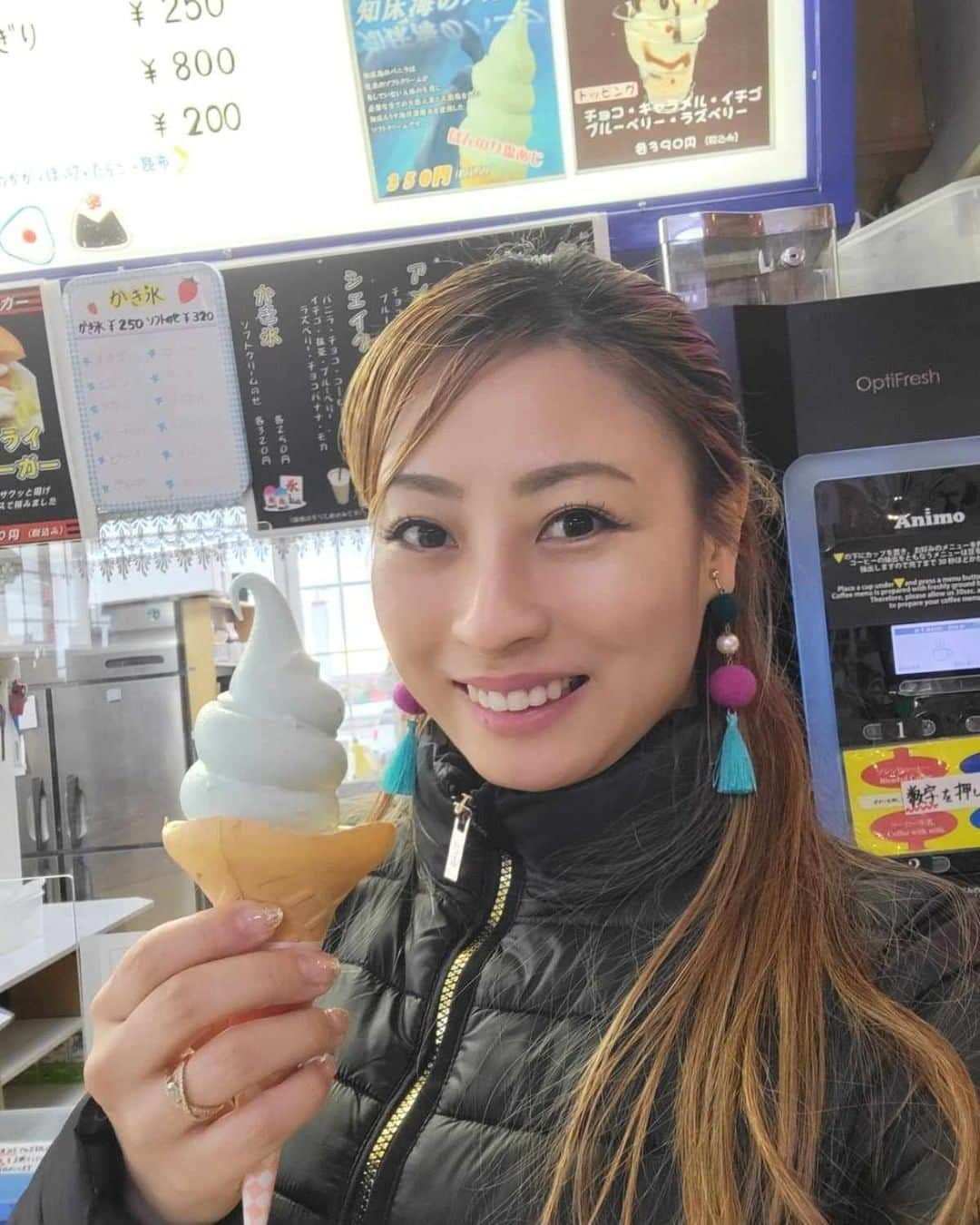 小野友葵子さんのインスタグラム写真 - (小野友葵子Instagram)「【知床食堂さんでランチ】  道の駅 知床・らうす内にある羅臼の海味『知床食堂』さんで、ランチをいただきました。  私はホッケ定食。 大きくて肉厚の真ホッケ、 最高に美味しかったです！！💖  親方は、 人気No.1羅臼昆布羅～メンと、 キンキ焼き。  そしてデザートに、 海洋深層水ソフトクリーム。  ほんのり塩味で、 とってもとっても美味しいんです！！🍦  大満足でした～～！！🥰  ｡.｡:+* ﾟ ゜ﾟ *+:｡.｡:+* ﾟ ゜ﾟ *+:｡.｡ 🎵2023/12/12（火）15:00 酵素クレープ専門店クレープアリサ東京 https://ameblo.jp/onoyukiko/entry-12829703660.html  📻2023/12/16（土） 動画配信型ラジオレギュラー冠番組 『小野友葵子のBella Serata‼』 第1、第3土曜日 21：00～21：50生放送中 https://ameblo.jp/onoyukiko/entry-12831051554.html  🎵2023/12/17（日）19:00 STUDIO VIRTUOSI https://ameblo.jp/onoyukiko/entry-12829587014.html  🎵2023/12/24（日）13:00 たいこ茶屋 https://ameblo.jp/onoyukiko/entry-12829073861.html  🎵2024/1/14（日）12:00 六本木ヒルズクラブ https://ameblo.jp/onoyukiko/entry-12828877461.html  💿小野友葵子コラボ参加CD発売中！ https://ameblo.jp/onoyukiko/entry-12800332342.html  🎼小野友葵子プロデュース若手オペラ歌手グループ『I BOCCIOLI』メンバー募集中！ https://ameblo.jp/onoyukiko/entry-12800609513.html ｡.｡:+* ﾟ ゜ﾟ *+:｡.｡:+* ﾟ ゜ﾟ *+:｡.｡ 🌹HP https://www.onoyukiko.com/ 🌹ブログ http://ameblo.jp/onoyukiko 🌹Instagram（yukikoonosoprano） https://www.instagram.com/yukikoonosoprano/ 🌹Twitter https://twitter.com/yukiko_ono 🌹YouTube（YukikoOno小野友葵子） https://www.youtube.com/user/VitaRoseaYukikoOno 🌹小野友葵子のコンサートってどんな感じ？ https://youtu.be/bWges5LlLnw ｡.｡:+* ﾟ ゜ﾟ *+:｡.｡:+* ﾟ ゜ﾟ *+:｡.｡  #羅臼 #知床 #道の駅知床らうす #知床食堂 #ホッケ定食 #真ホッケ #キンキ #めんめ #羅臼昆布羅ーメン #海洋深層水ソフトクリーム #錦戸親方 #ソプラノ歌手 #オペラ歌手 #オペラ #錦戸部屋女将 #バラ好き #パンダ好き #ミラノ #イタリア #ラジオパーソナリティー #プロデューサー #若手アーティスト支援 #デビュー15周年」12月6日 16時57分 - yukikoonosoprano