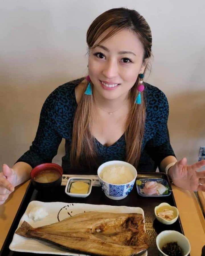 小野友葵子さんのインスタグラム写真 - (小野友葵子Instagram)「【知床食堂さんでランチ】  道の駅 知床・らうす内にある羅臼の海味『知床食堂』さんで、ランチをいただきました。  私はホッケ定食。 大きくて肉厚の真ホッケ、 最高に美味しかったです！！💖  親方は、 人気No.1羅臼昆布羅～メンと、 キンキ焼き。  そしてデザートに、 海洋深層水ソフトクリーム。  ほんのり塩味で、 とってもとっても美味しいんです！！🍦  大満足でした～～！！🥰  ｡.｡:+* ﾟ ゜ﾟ *+:｡.｡:+* ﾟ ゜ﾟ *+:｡.｡ 🎵2023/12/12（火）15:00 酵素クレープ専門店クレープアリサ東京 https://ameblo.jp/onoyukiko/entry-12829703660.html  📻2023/12/16（土） 動画配信型ラジオレギュラー冠番組 『小野友葵子のBella Serata‼』 第1、第3土曜日 21：00～21：50生放送中 https://ameblo.jp/onoyukiko/entry-12831051554.html  🎵2023/12/17（日）19:00 STUDIO VIRTUOSI https://ameblo.jp/onoyukiko/entry-12829587014.html  🎵2023/12/24（日）13:00 たいこ茶屋 https://ameblo.jp/onoyukiko/entry-12829073861.html  🎵2024/1/14（日）12:00 六本木ヒルズクラブ https://ameblo.jp/onoyukiko/entry-12828877461.html  💿小野友葵子コラボ参加CD発売中！ https://ameblo.jp/onoyukiko/entry-12800332342.html  🎼小野友葵子プロデュース若手オペラ歌手グループ『I BOCCIOLI』メンバー募集中！ https://ameblo.jp/onoyukiko/entry-12800609513.html ｡.｡:+* ﾟ ゜ﾟ *+:｡.｡:+* ﾟ ゜ﾟ *+:｡.｡ 🌹HP https://www.onoyukiko.com/ 🌹ブログ http://ameblo.jp/onoyukiko 🌹Instagram（yukikoonosoprano） https://www.instagram.com/yukikoonosoprano/ 🌹Twitter https://twitter.com/yukiko_ono 🌹YouTube（YukikoOno小野友葵子） https://www.youtube.com/user/VitaRoseaYukikoOno 🌹小野友葵子のコンサートってどんな感じ？ https://youtu.be/bWges5LlLnw ｡.｡:+* ﾟ ゜ﾟ *+:｡.｡:+* ﾟ ゜ﾟ *+:｡.｡  #羅臼 #知床 #道の駅知床らうす #知床食堂 #ホッケ定食 #真ホッケ #キンキ #めんめ #羅臼昆布羅ーメン #海洋深層水ソフトクリーム #錦戸親方 #ソプラノ歌手 #オペラ歌手 #オペラ #錦戸部屋女将 #バラ好き #パンダ好き #ミラノ #イタリア #ラジオパーソナリティー #プロデューサー #若手アーティスト支援 #デビュー15周年」12月6日 16時57分 - yukikoonosoprano