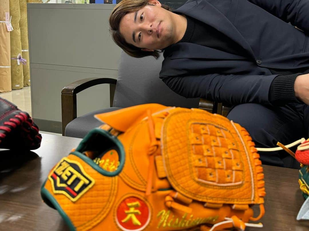 西村天裕さんのインスタグラム写真 - (西村天裕Instagram)「おばんです！ 本日ZETT本社（@zettbaseball_jp ）およびグラブ工場にさわちゃん（@sawada.keisuke49 ）とよこ（@marin_es60 ）とご挨拶行かせていただきました！ そしてなんと来シーズン用のグローブを受け取りました😊 オレンジのグローブが試合用になります！ ディープオレンジの天ウェブグローブが試合用と同じ形の練習用でディープグリーンがノックとかキャッチボールでも使う用の源田さんモデルです！たまらんグローブになります🫰 新しいグローブの革の匂いはいつもいい匂いがします☺️ このグローブで来シーズンも頑張ります♪ （試合用あと1つお願いしてきました✌️）  . ZETTさんいつもありがとうございます！ 来シーズンもよろしくお願いいたします。 . #野球用品はゼット #ゼット #zett #zettしか勝たん #chibalotte #澤田圭佑  #横山陸人 #西村天裕 #グローブ #みかん色 #耐えて夢を追え #🏹 . P.S 和歌山県出身でみかん食べれないのに刺繍はみかんなの和歌山愛強め。」12月6日 16時58分 - takagra35