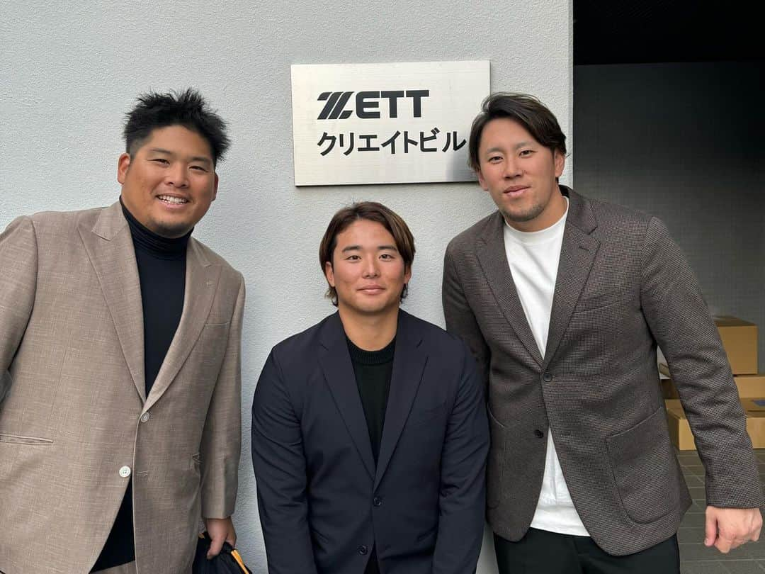 西村天裕さんのインスタグラム写真 - (西村天裕Instagram)「おばんです！ 本日ZETT本社（@zettbaseball_jp ）およびグラブ工場にさわちゃん（@sawada.keisuke49 ）とよこ（@marin_es60 ）とご挨拶行かせていただきました！ そしてなんと来シーズン用のグローブを受け取りました😊 オレンジのグローブが試合用になります！ ディープオレンジの天ウェブグローブが試合用と同じ形の練習用でディープグリーンがノックとかキャッチボールでも使う用の源田さんモデルです！たまらんグローブになります🫰 新しいグローブの革の匂いはいつもいい匂いがします☺️ このグローブで来シーズンも頑張ります♪ （試合用あと1つお願いしてきました✌️）  . ZETTさんいつもありがとうございます！ 来シーズンもよろしくお願いいたします。 . #野球用品はゼット #ゼット #zett #zettしか勝たん #chibalotte #澤田圭佑  #横山陸人 #西村天裕 #グローブ #みかん色 #耐えて夢を追え #🏹 . P.S 和歌山県出身でみかん食べれないのに刺繍はみかんなの和歌山愛強め。」12月6日 16時58分 - takagra35