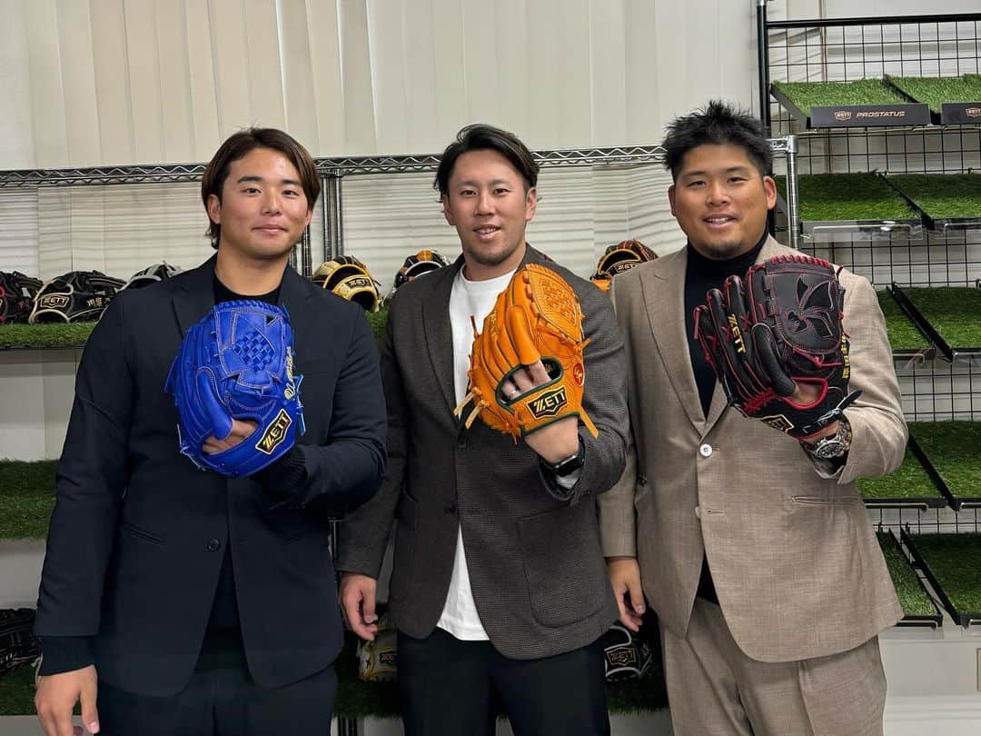 西村天裕さんのインスタグラム写真 - (西村天裕Instagram)「おばんです！ 本日ZETT本社（@zettbaseball_jp ）およびグラブ工場にさわちゃん（@sawada.keisuke49 ）とよこ（@marin_es60 ）とご挨拶行かせていただきました！ そしてなんと来シーズン用のグローブを受け取りました😊 オレンジのグローブが試合用になります！ ディープオレンジの天ウェブグローブが試合用と同じ形の練習用でディープグリーンがノックとかキャッチボールでも使う用の源田さんモデルです！たまらんグローブになります🫰 新しいグローブの革の匂いはいつもいい匂いがします☺️ このグローブで来シーズンも頑張ります♪ （試合用あと1つお願いしてきました✌️）  . ZETTさんいつもありがとうございます！ 来シーズンもよろしくお願いいたします。 . #野球用品はゼット #ゼット #zett #zettしか勝たん #chibalotte #澤田圭佑  #横山陸人 #西村天裕 #グローブ #みかん色 #耐えて夢を追え #🏹 . P.S 和歌山県出身でみかん食べれないのに刺繍はみかんなの和歌山愛強め。」12月6日 16時58分 - takagra35