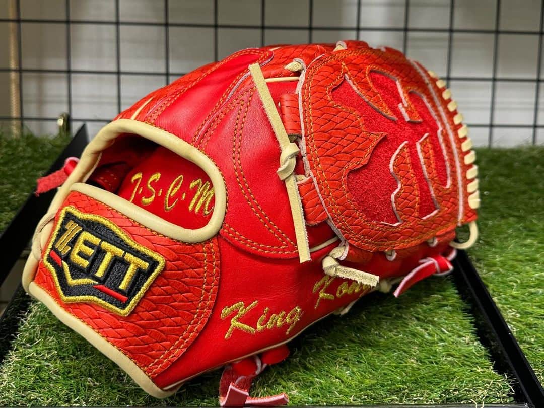 西村天裕さんのインスタグラム写真 - (西村天裕Instagram)「おばんです！ 本日ZETT本社（@zettbaseball_jp ）およびグラブ工場にさわちゃん（@sawada.keisuke49 ）とよこ（@marin_es60 ）とご挨拶行かせていただきました！ そしてなんと来シーズン用のグローブを受け取りました😊 オレンジのグローブが試合用になります！ ディープオレンジの天ウェブグローブが試合用と同じ形の練習用でディープグリーンがノックとかキャッチボールでも使う用の源田さんモデルです！たまらんグローブになります🫰 新しいグローブの革の匂いはいつもいい匂いがします☺️ このグローブで来シーズンも頑張ります♪ （試合用あと1つお願いしてきました✌️）  . ZETTさんいつもありがとうございます！ 来シーズンもよろしくお願いいたします。 . #野球用品はゼット #ゼット #zett #zettしか勝たん #chibalotte #澤田圭佑  #横山陸人 #西村天裕 #グローブ #みかん色 #耐えて夢を追え #🏹 . P.S 和歌山県出身でみかん食べれないのに刺繍はみかんなの和歌山愛強め。」12月6日 16時58分 - takagra35